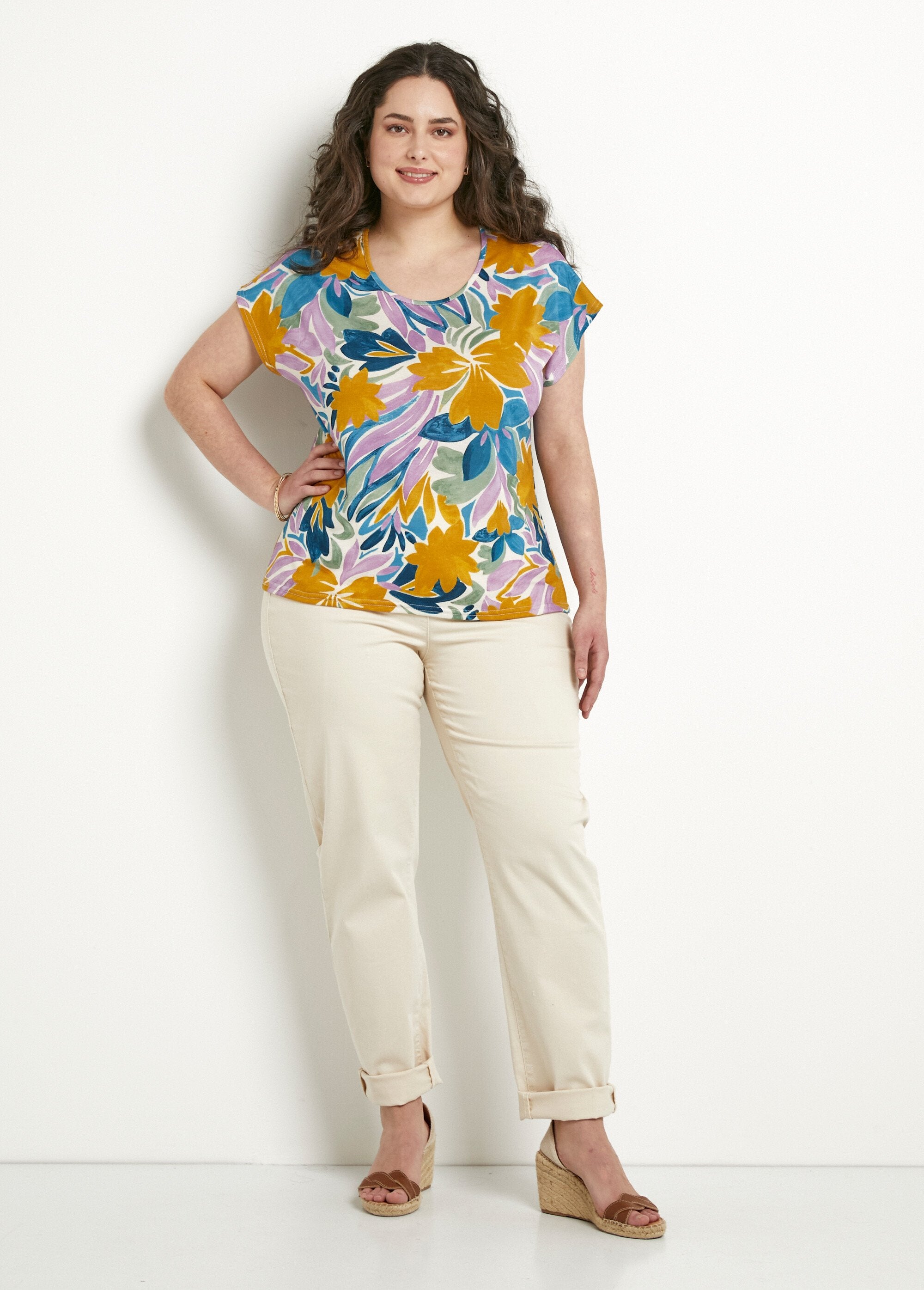 Camiseta_floral_de_manga_curta_e_gola_redonda_Parme_et_ocre_SF1_curvy