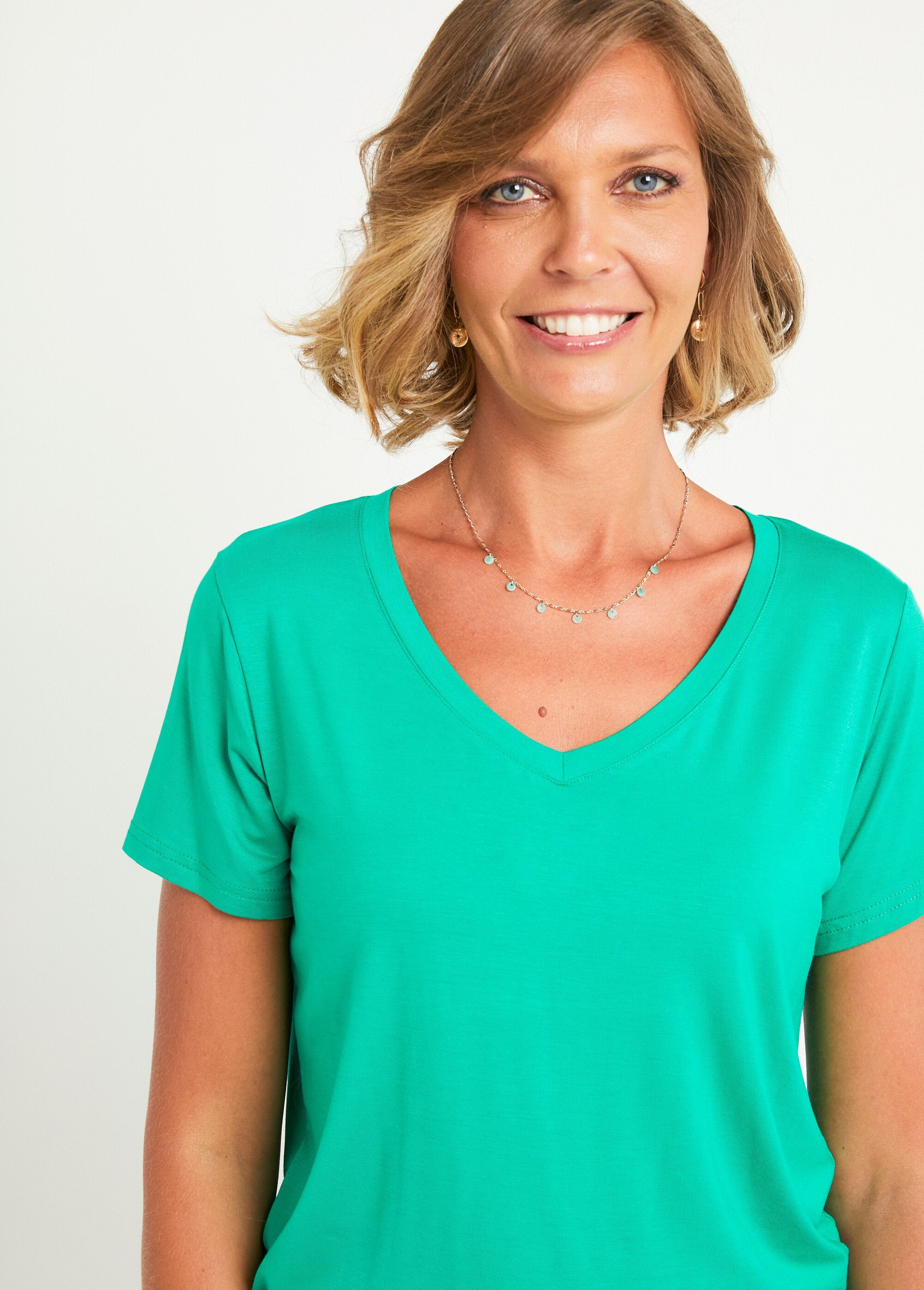T-shirt_de_manga_curta_com_decote_em_V_Vert_vif_DE1_slim