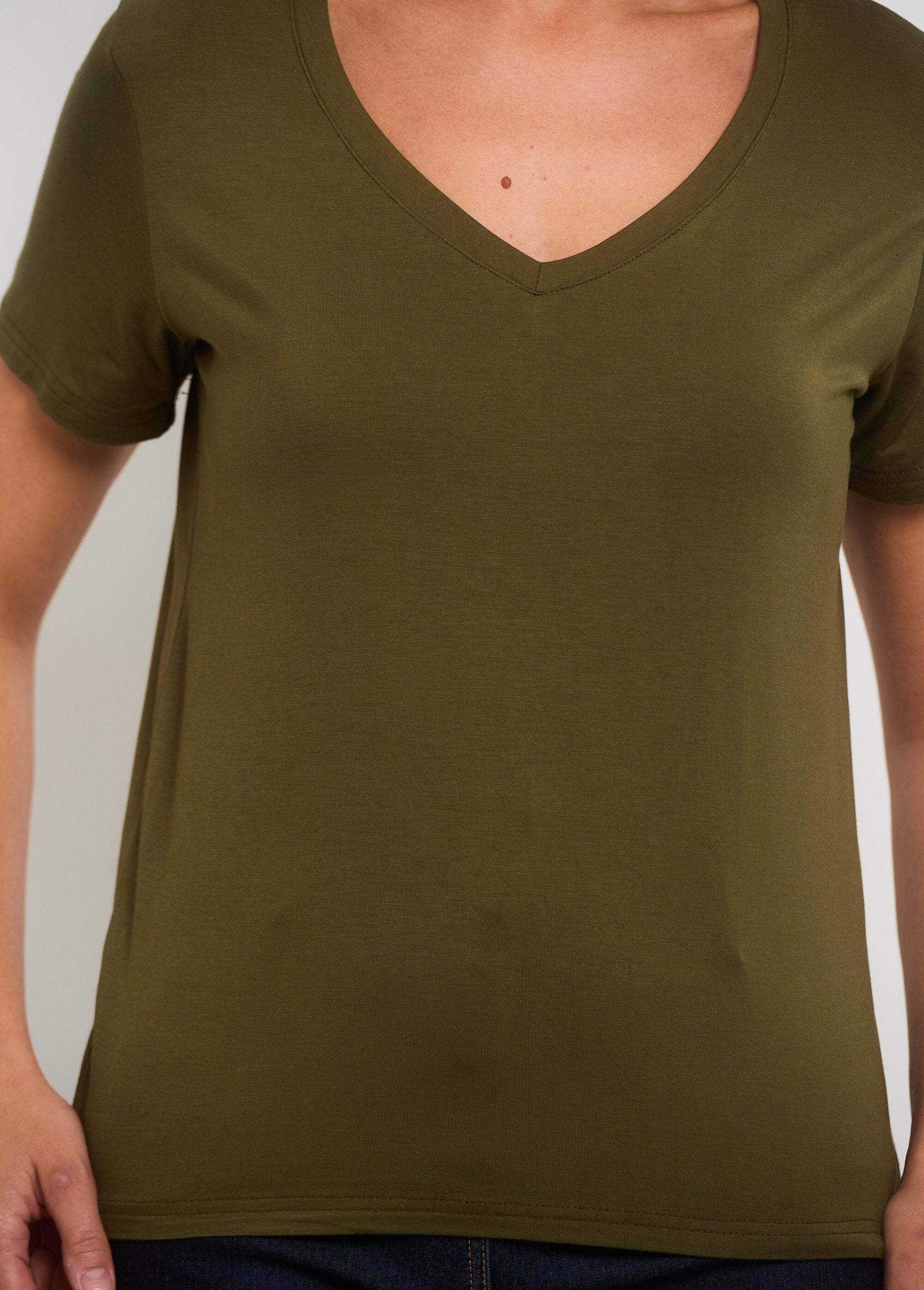 T-shirt_de_manga_curta_com_decote_em_V_Kaki_DE2_slim