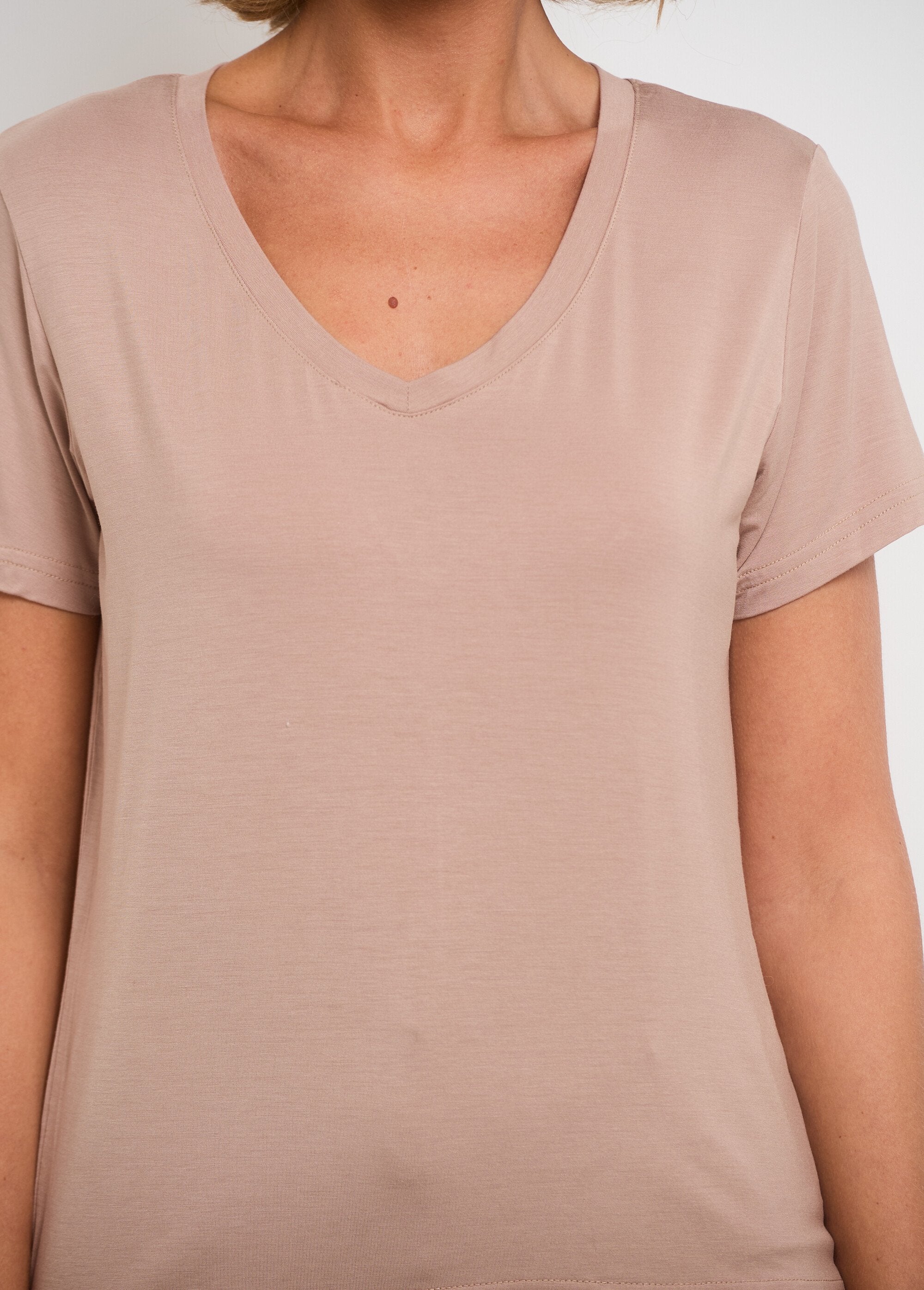T-shirt_de_manga_curta_com_decote_em_V_Taupe_DE2_slim