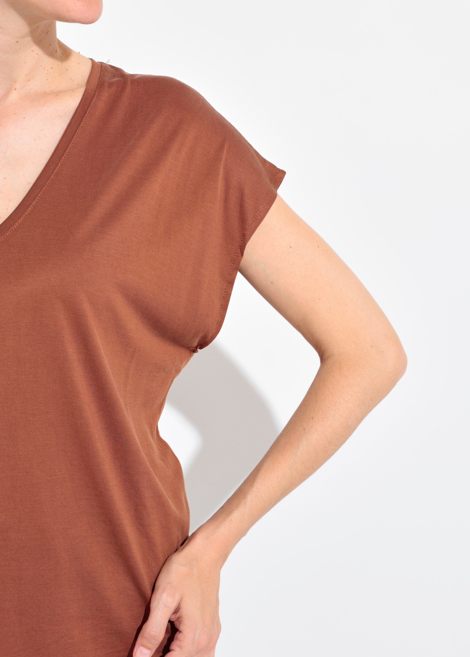Camiseta_larga_de_manga_curta_Marron_DE2_slim