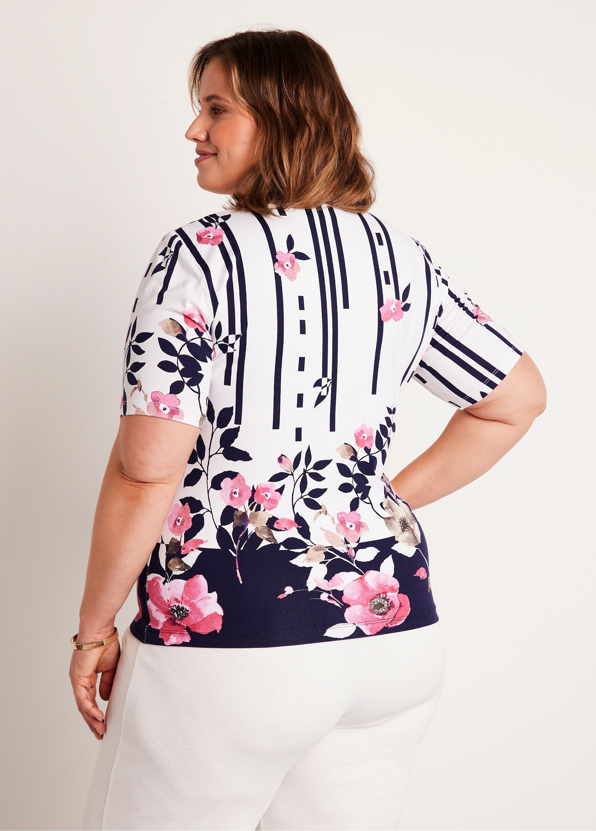 Camiseta_curta_estampada_Branco_e_marinho_DO1_curvy