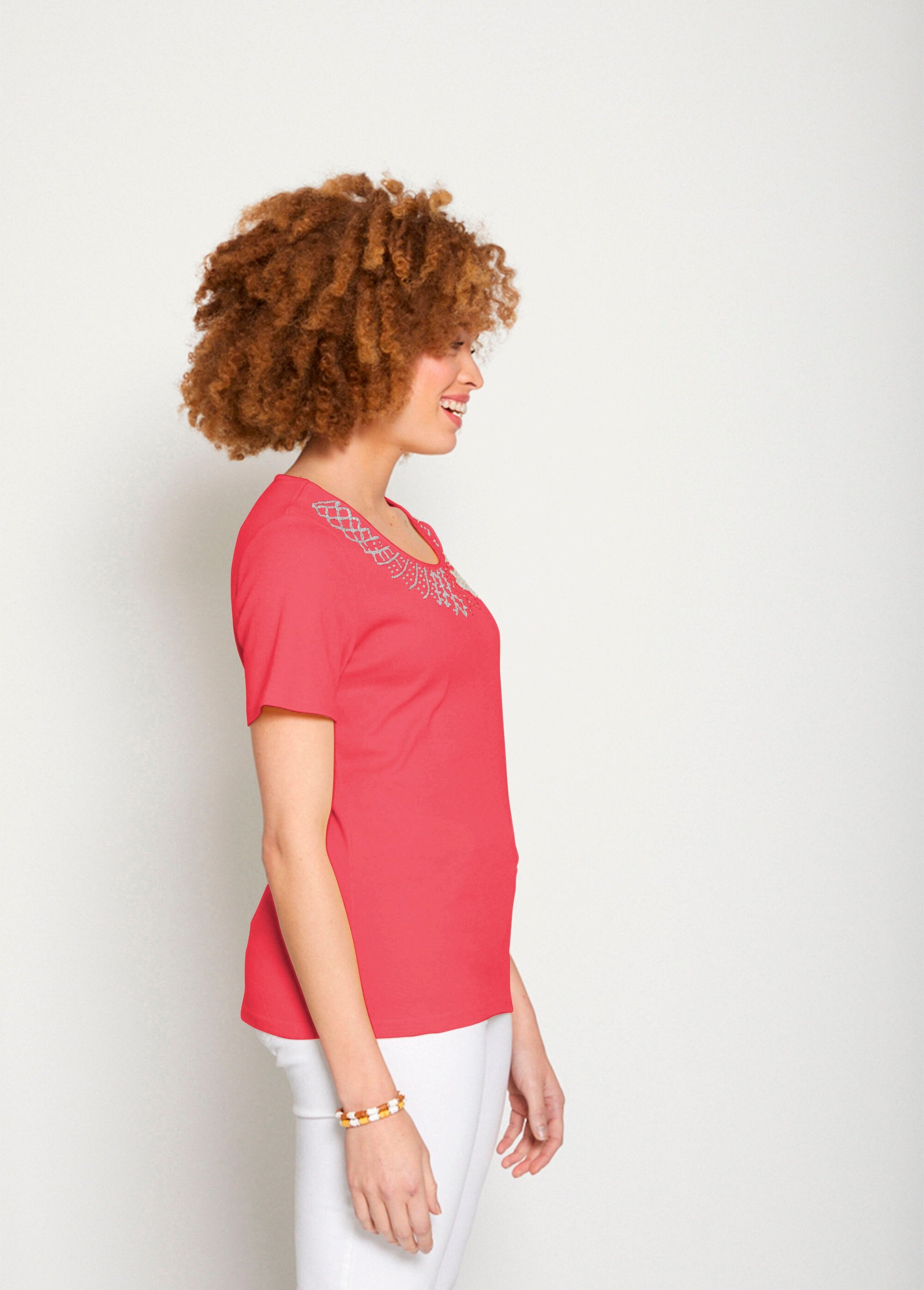 Camiseta_chique_em_jersey_de_algodão_com_tachas_Coral_DR1_slim