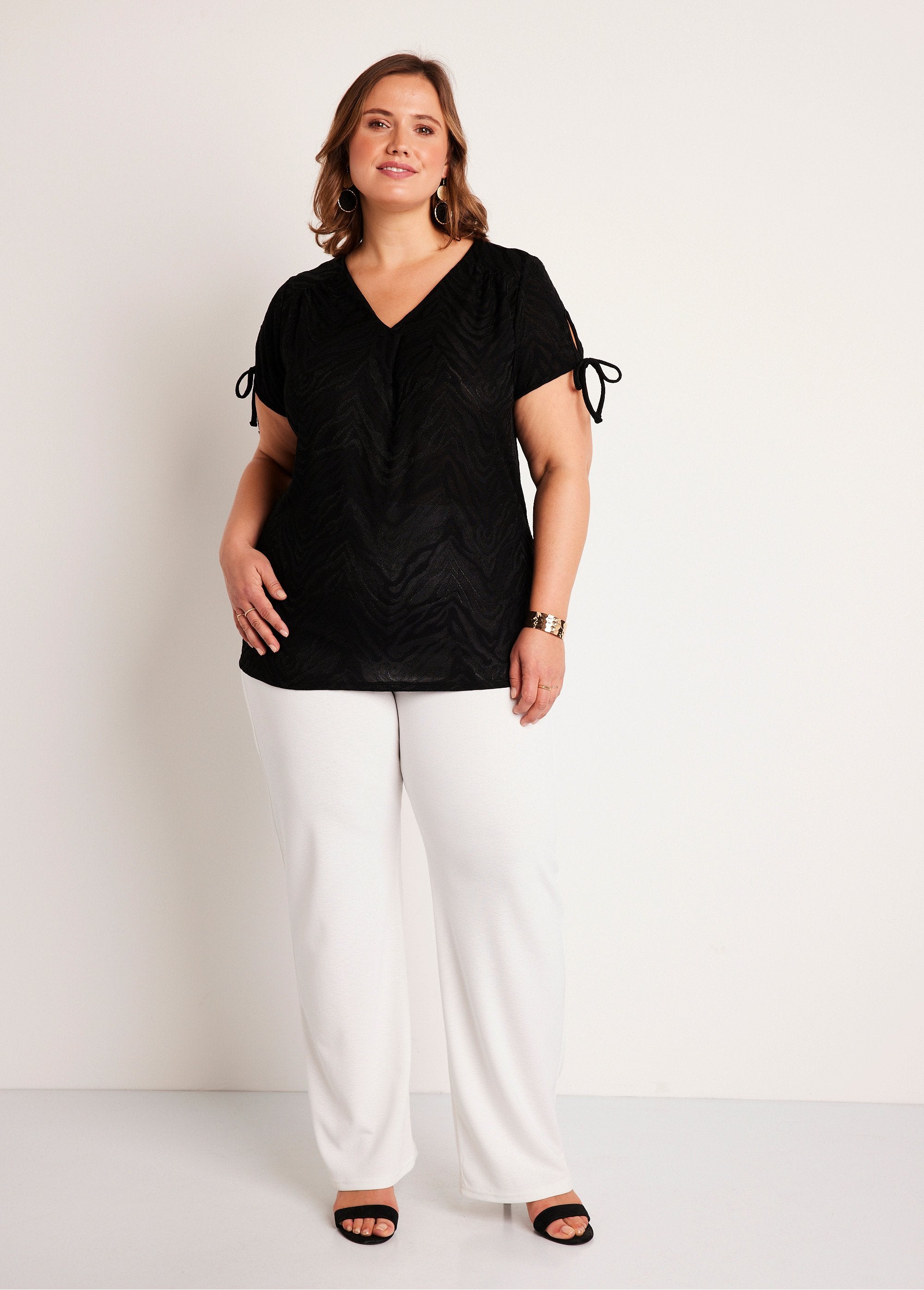 Camiseta_longa_solta_com_decote_em_V_PRETO_SF1_curvy