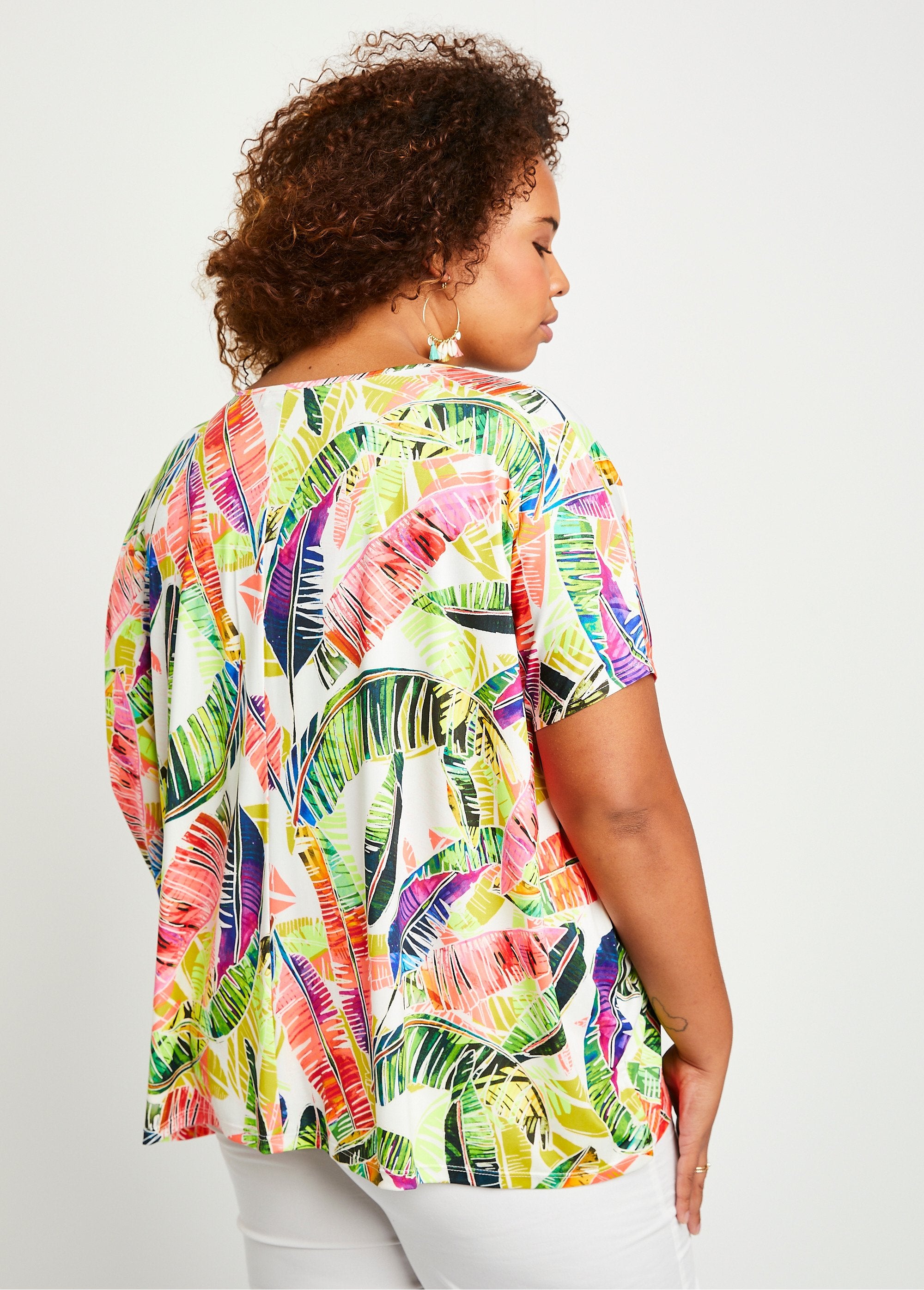 Camiseta_longa_e_solta_com_padrão_de_renda_neon_Impressão_multicolorida_DO1_curvy