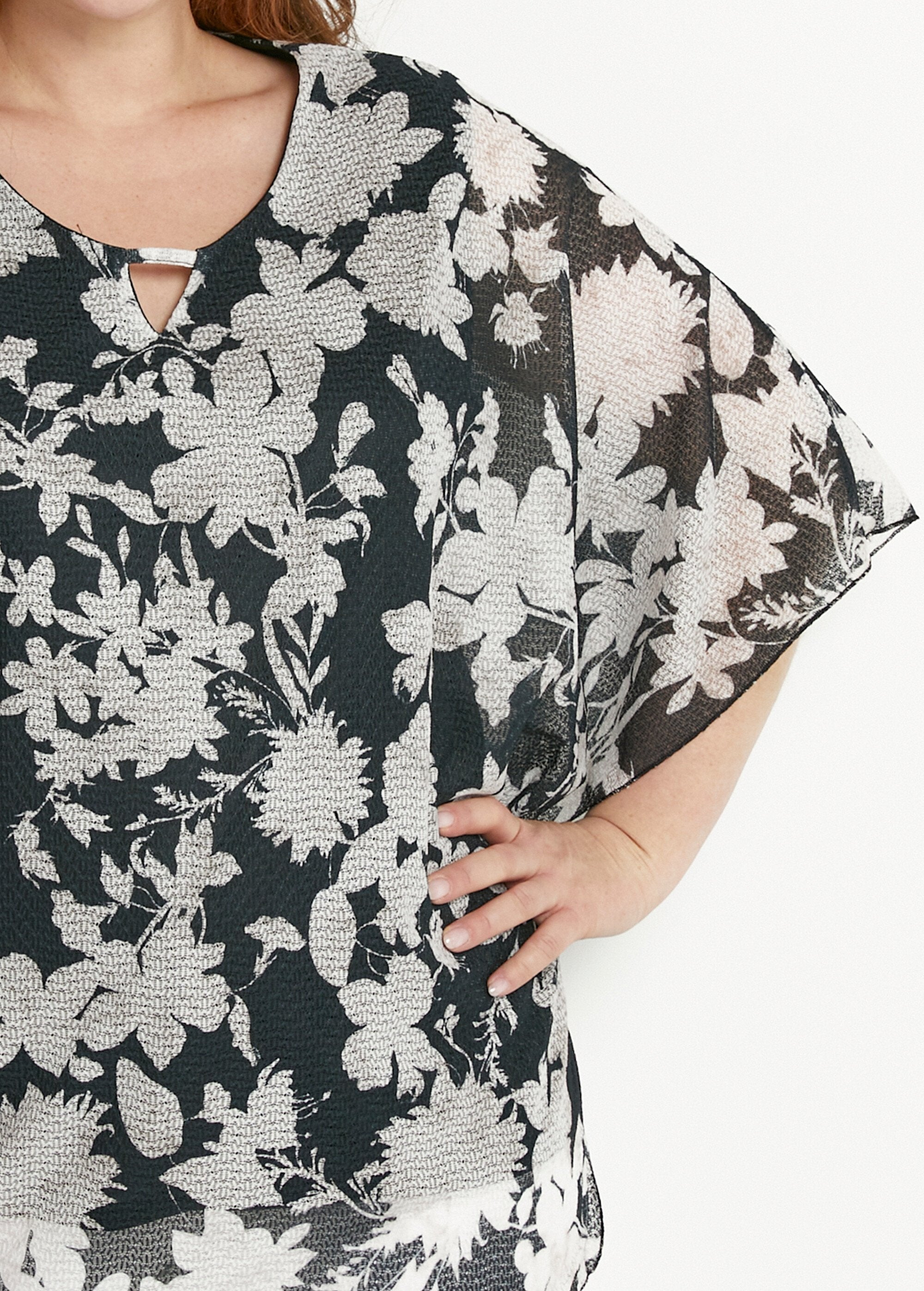 Camiseta_longa_com_manga_morcego_floral_Noir_et_ecru_DE1_curvy