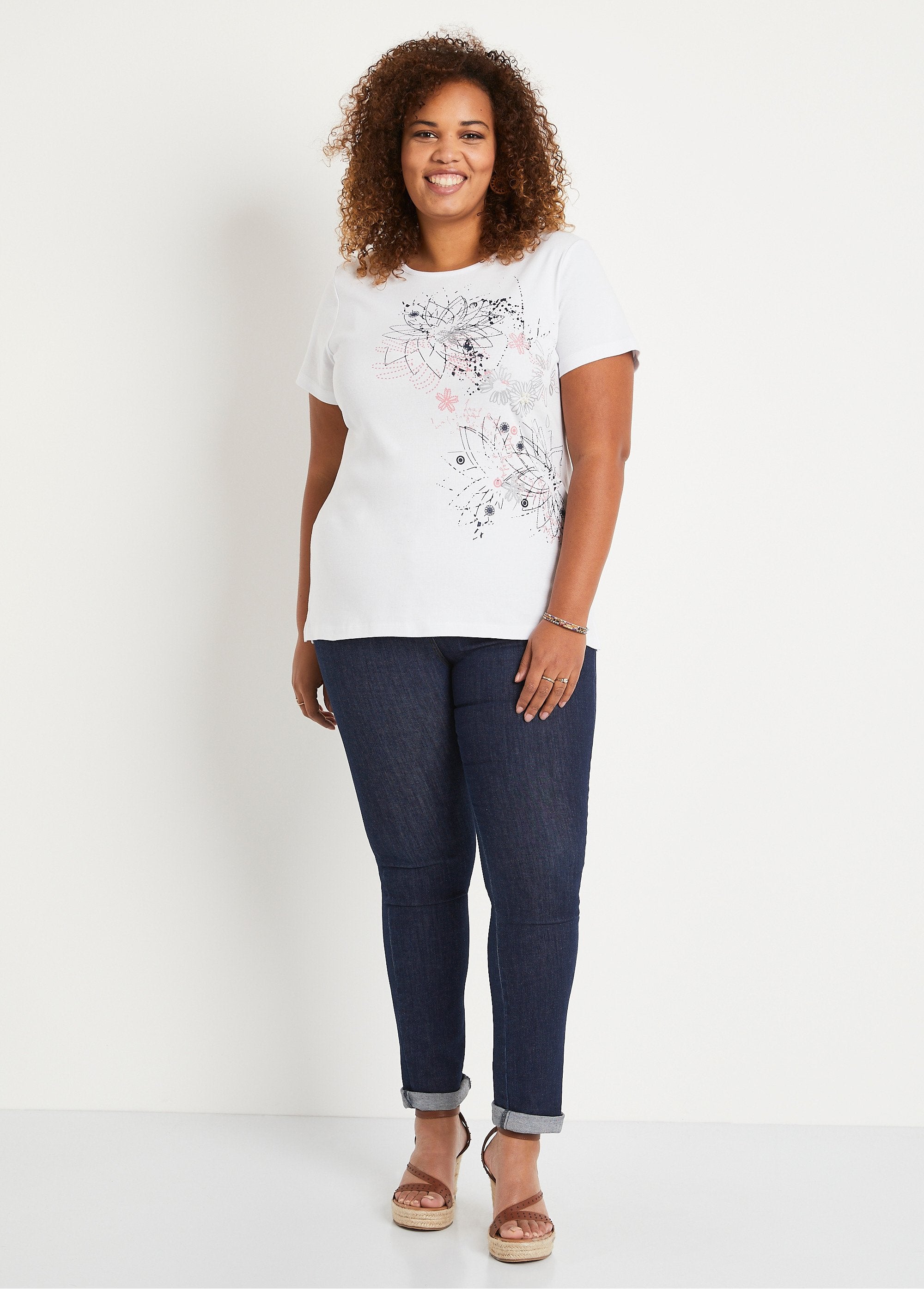 T-shirt_longa_com_estampa_floral_e_fendas_laterais_BRANCO_SF1_curvy