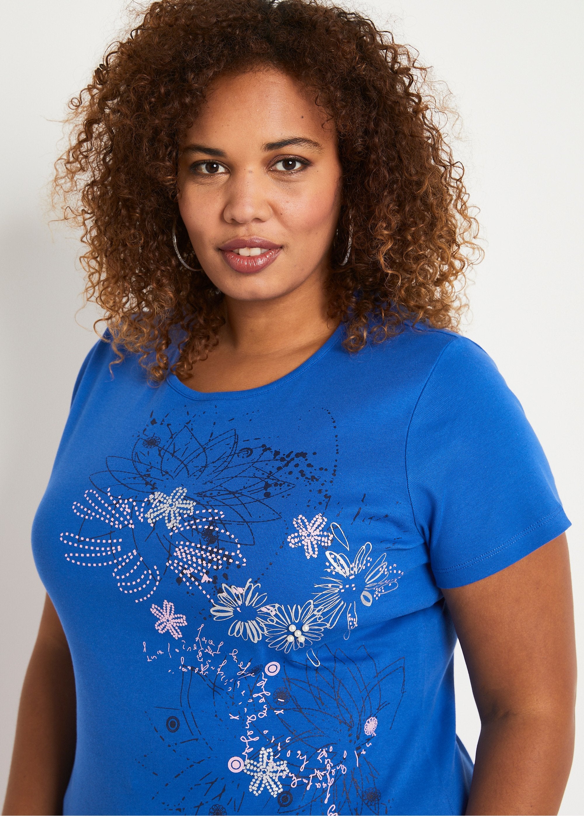 T-shirt_longa_com_estampa_floral_e_fendas_laterais_AZUL_DE2_curvy