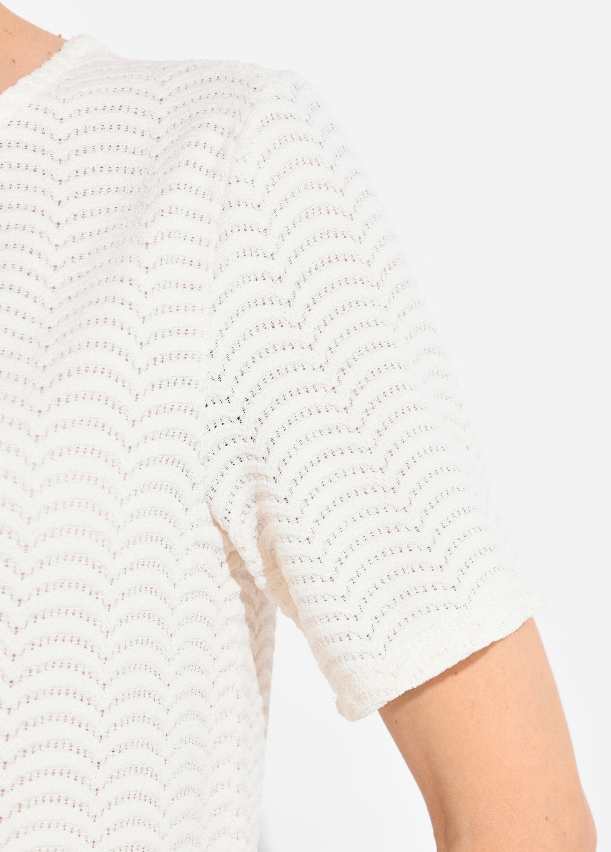 Camiseta_de_malha_com_padrão_de_escamas_em_relevo_Beige_DE3_slim