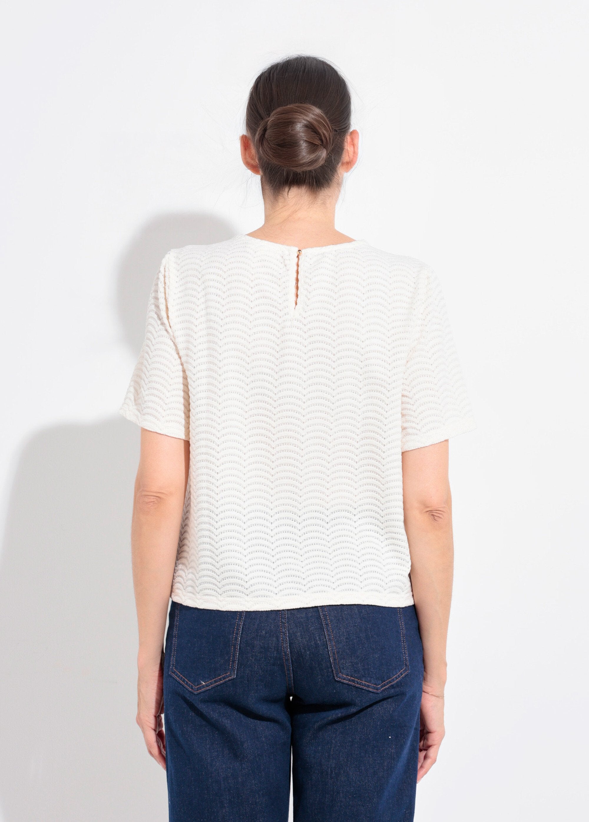 Camiseta_de_malha_com_padrão_de_escamas_em_relevo_Beige_DO1_slim