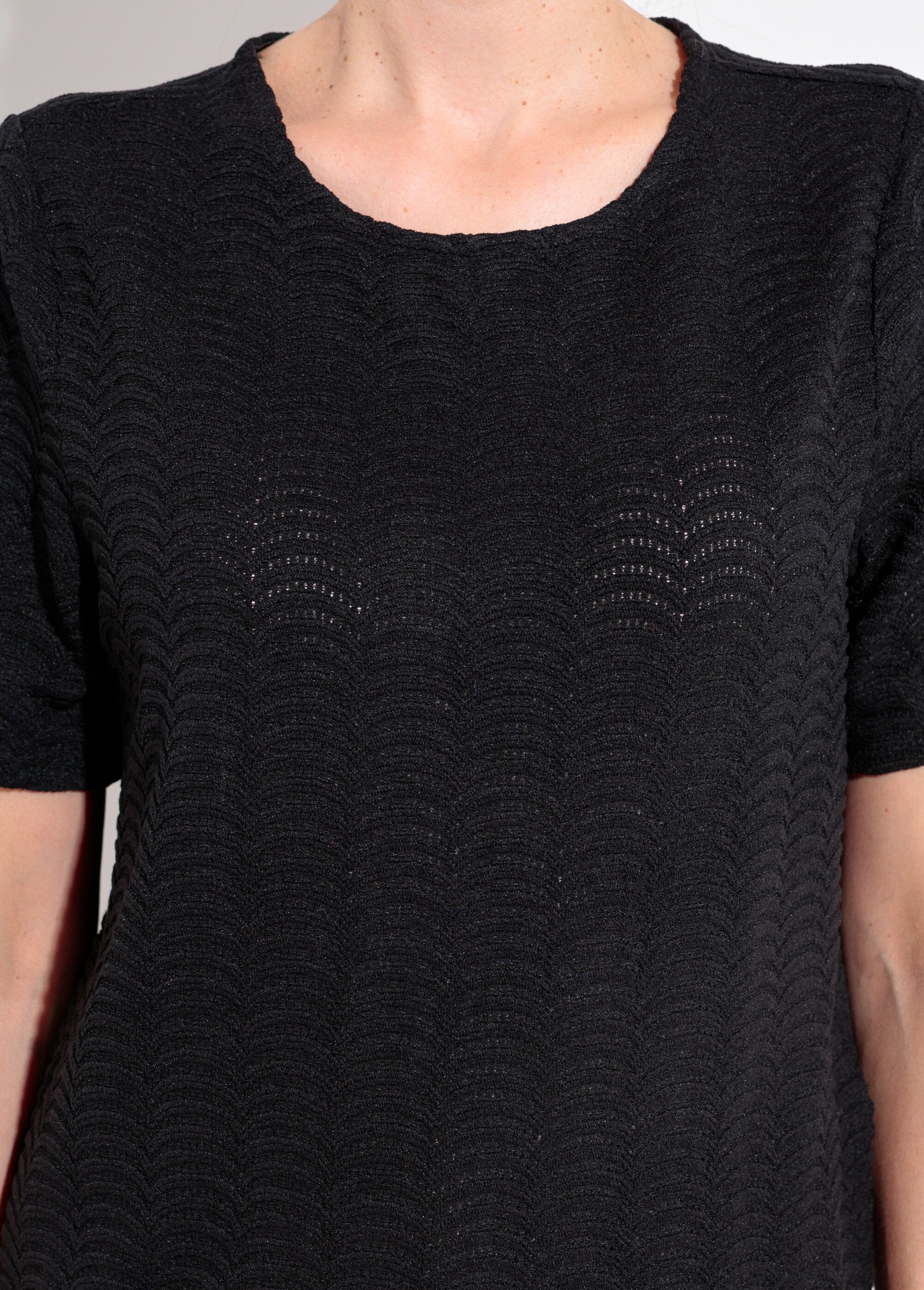 Camiseta_de_malha_com_padrão_de_escamas_em_relevo_Noir_DE1_slim