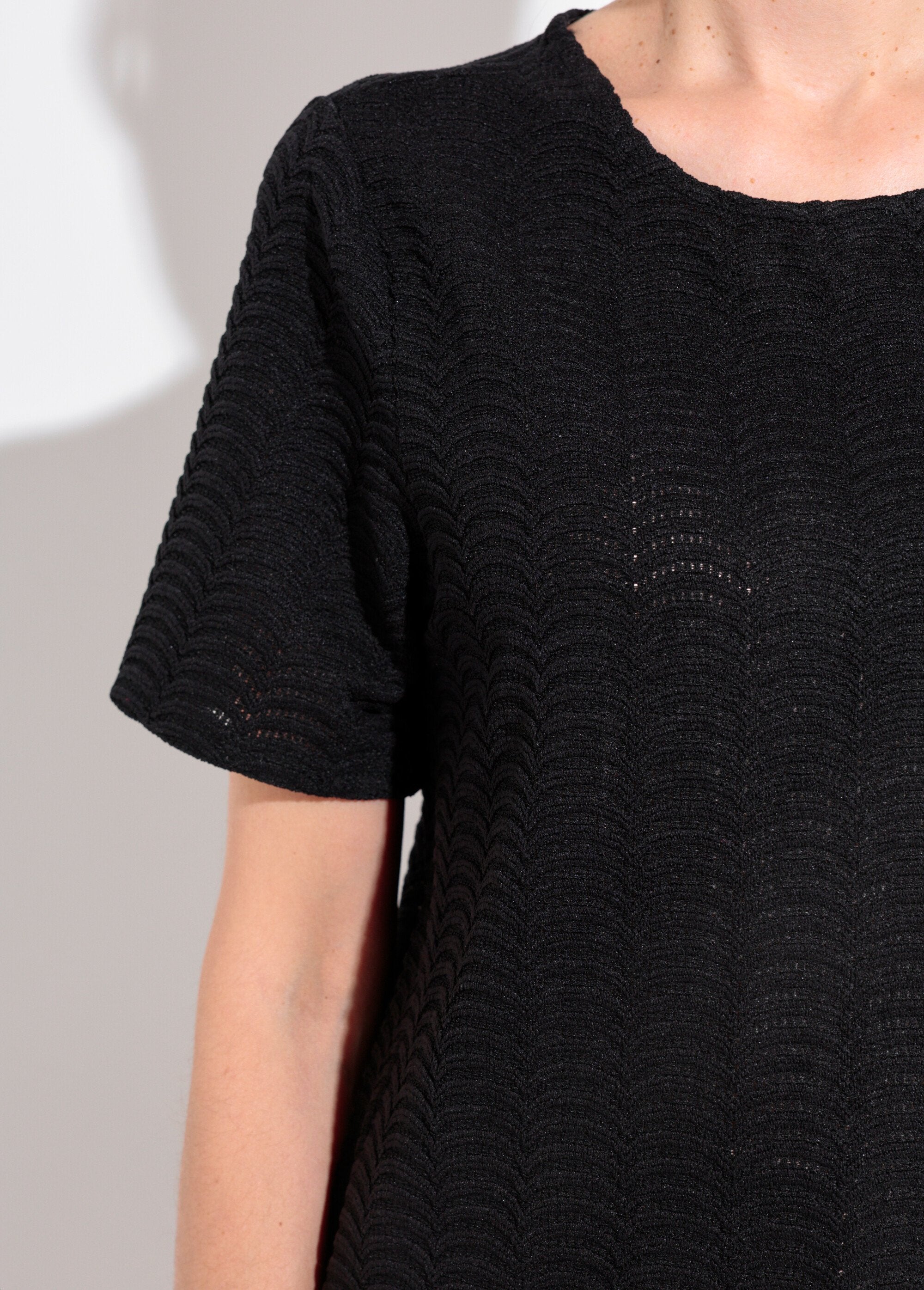 Camiseta_de_malha_com_padrão_de_escamas_em_relevo_Noir_DE2_slim