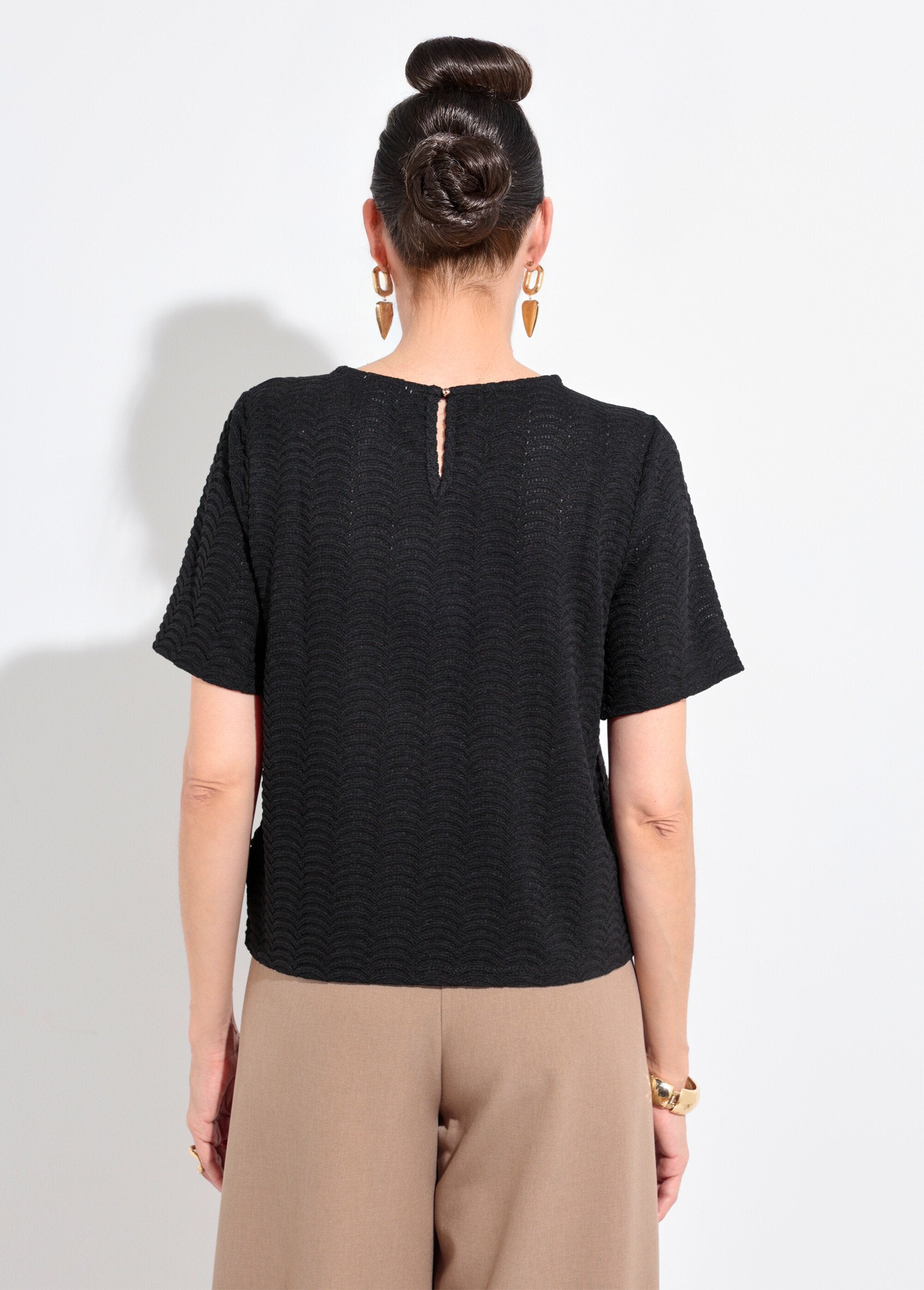 Camiseta_de_malha_com_padrão_de_escamas_em_relevo_Noir_DO1_slim