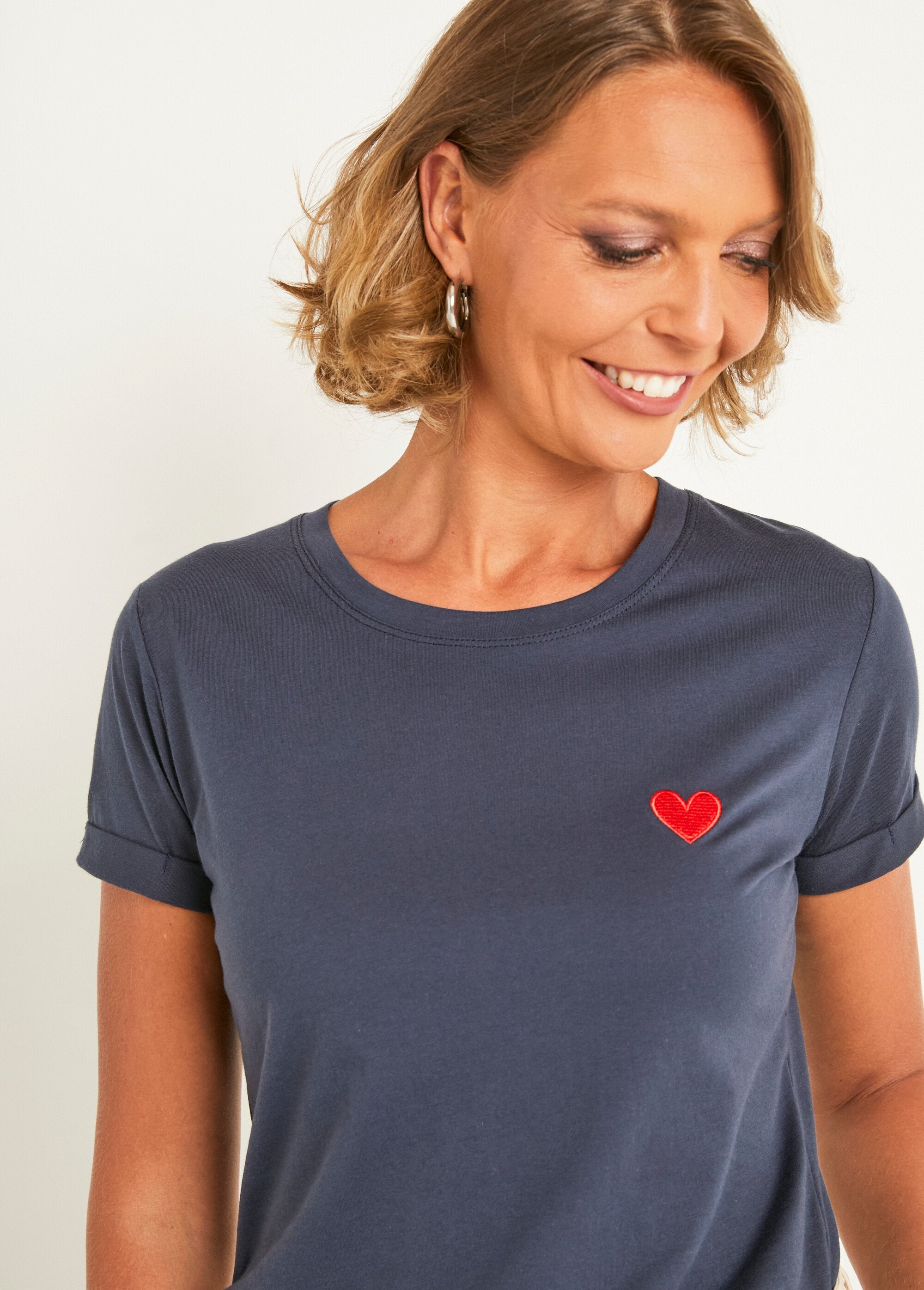 T-shirt_de_manga_curta_com_bordado_no_peito_Marine_DE1_slim