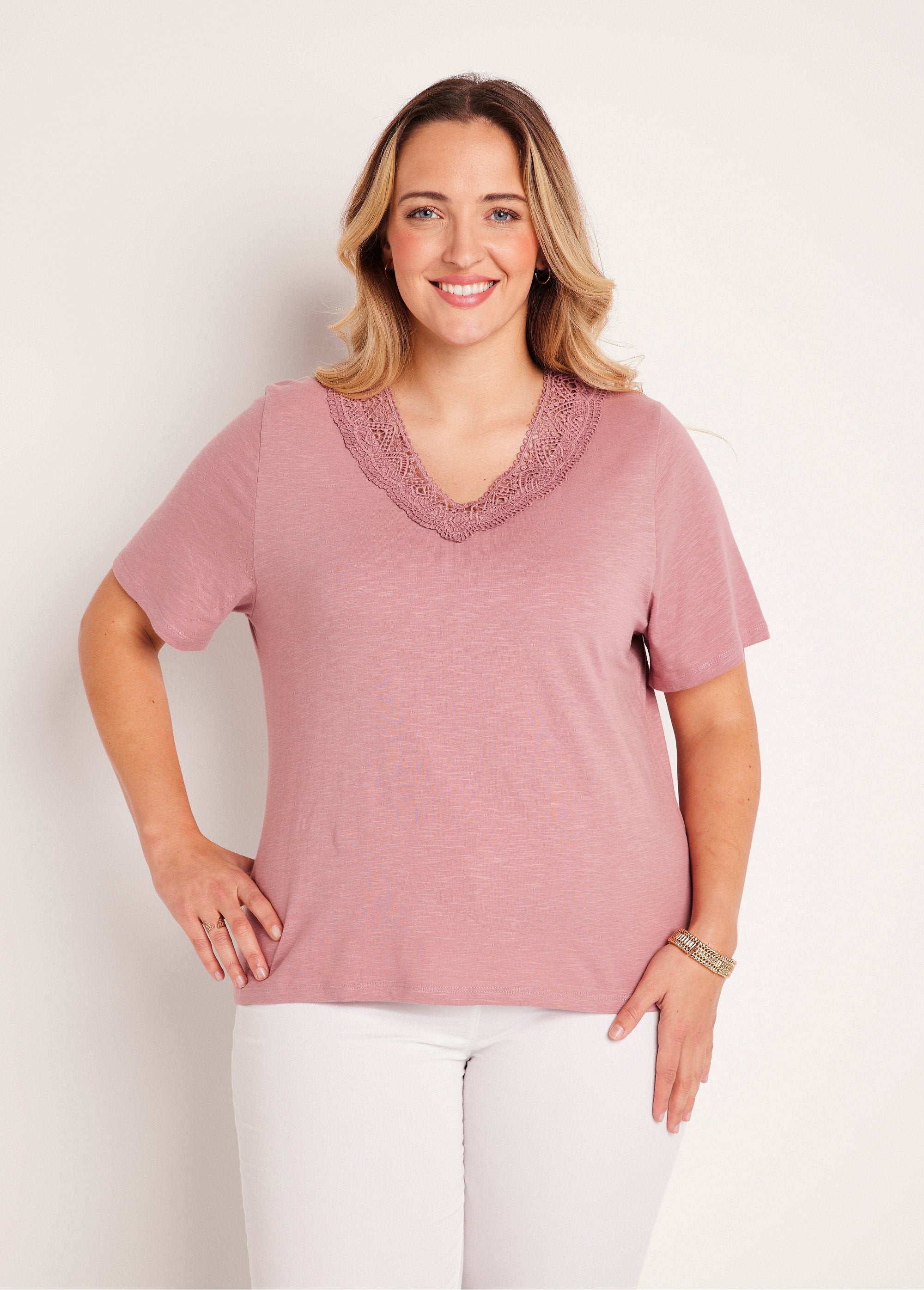 T-shirt_de_manga_curta_em_algodão_e_macramé_ROSA_FA1_curvy