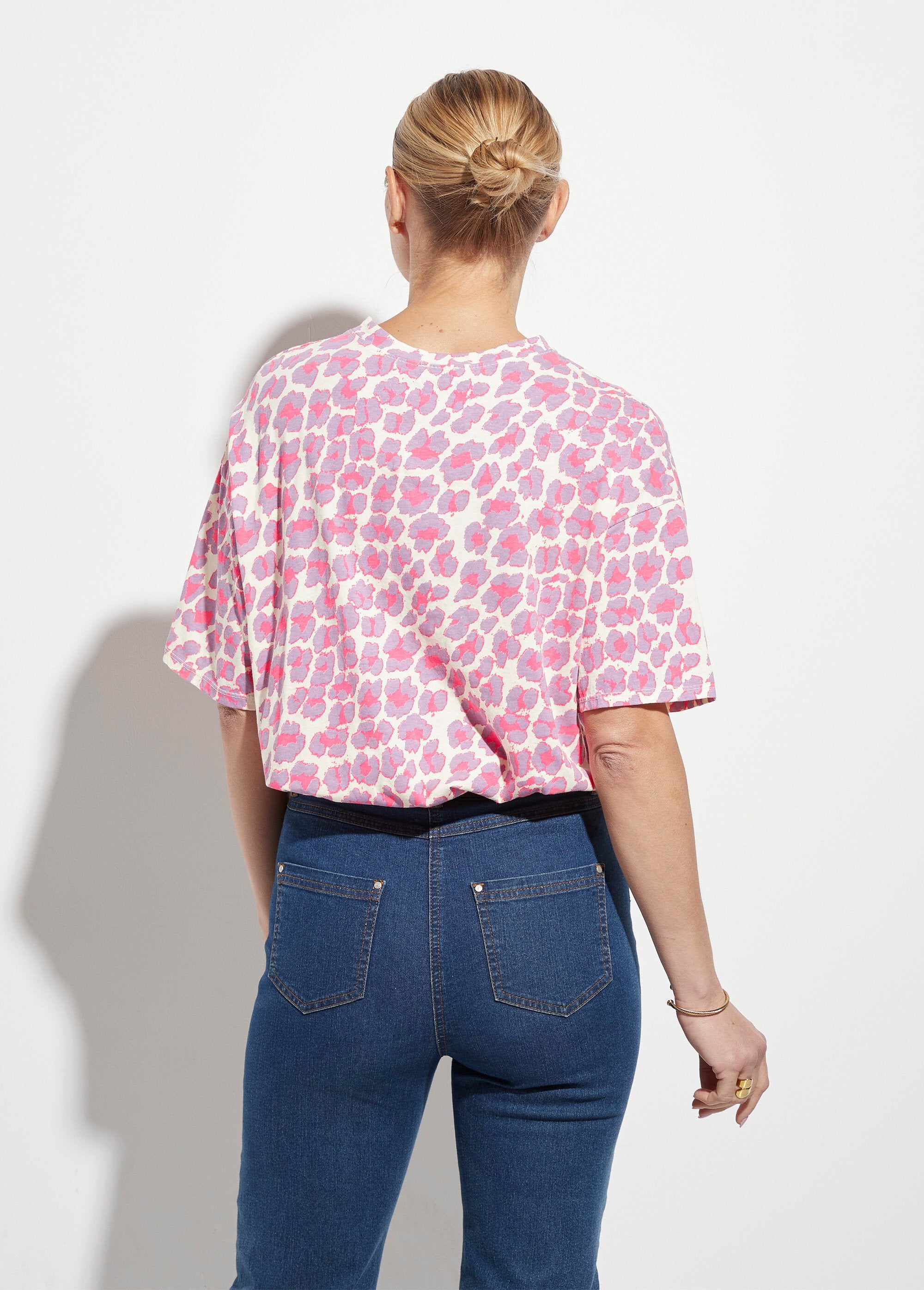Camiseta_manga_curta_com_estampa_de_oncinha_neon_Violet_et_rose_DO1_slim