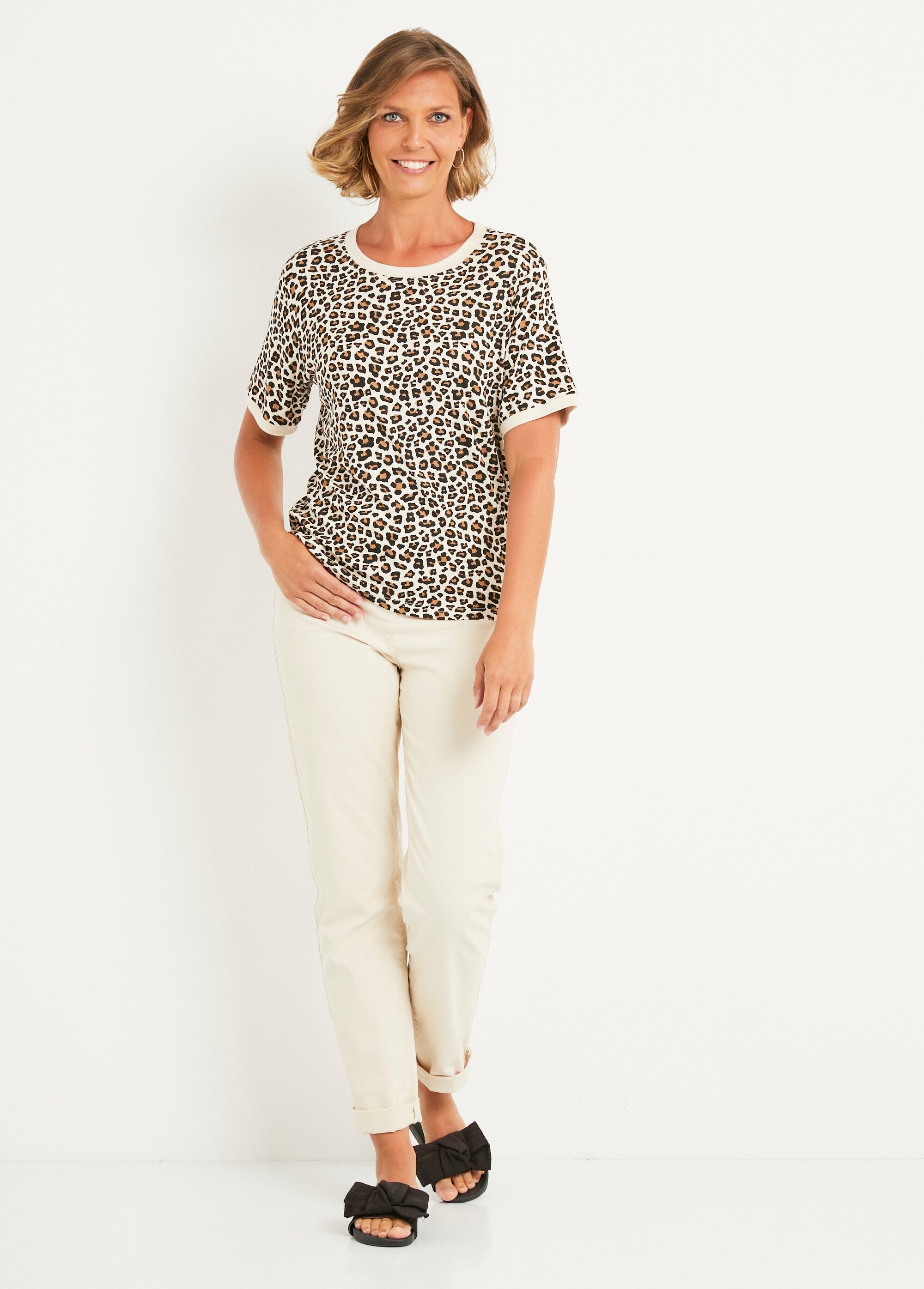 T-shirt_de_manga_curta_com_estampado_de_leopardo_Ecru_et_noir_SF1_slim