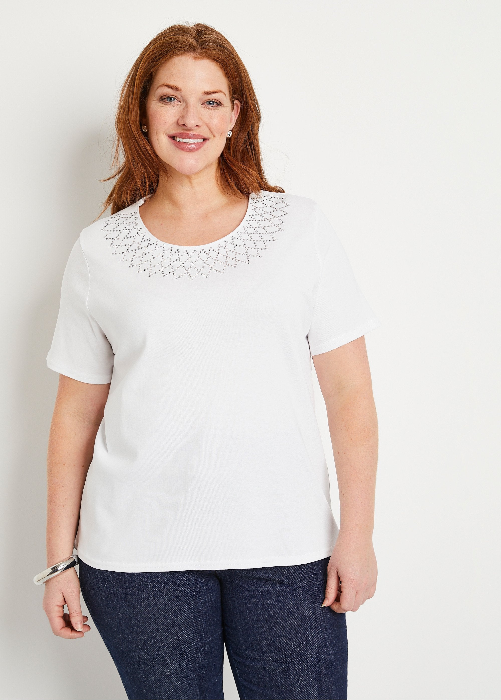 Camiseta_chique_em_jersey_de_algodão_com_tachas_BRANCO_FA1_curvy