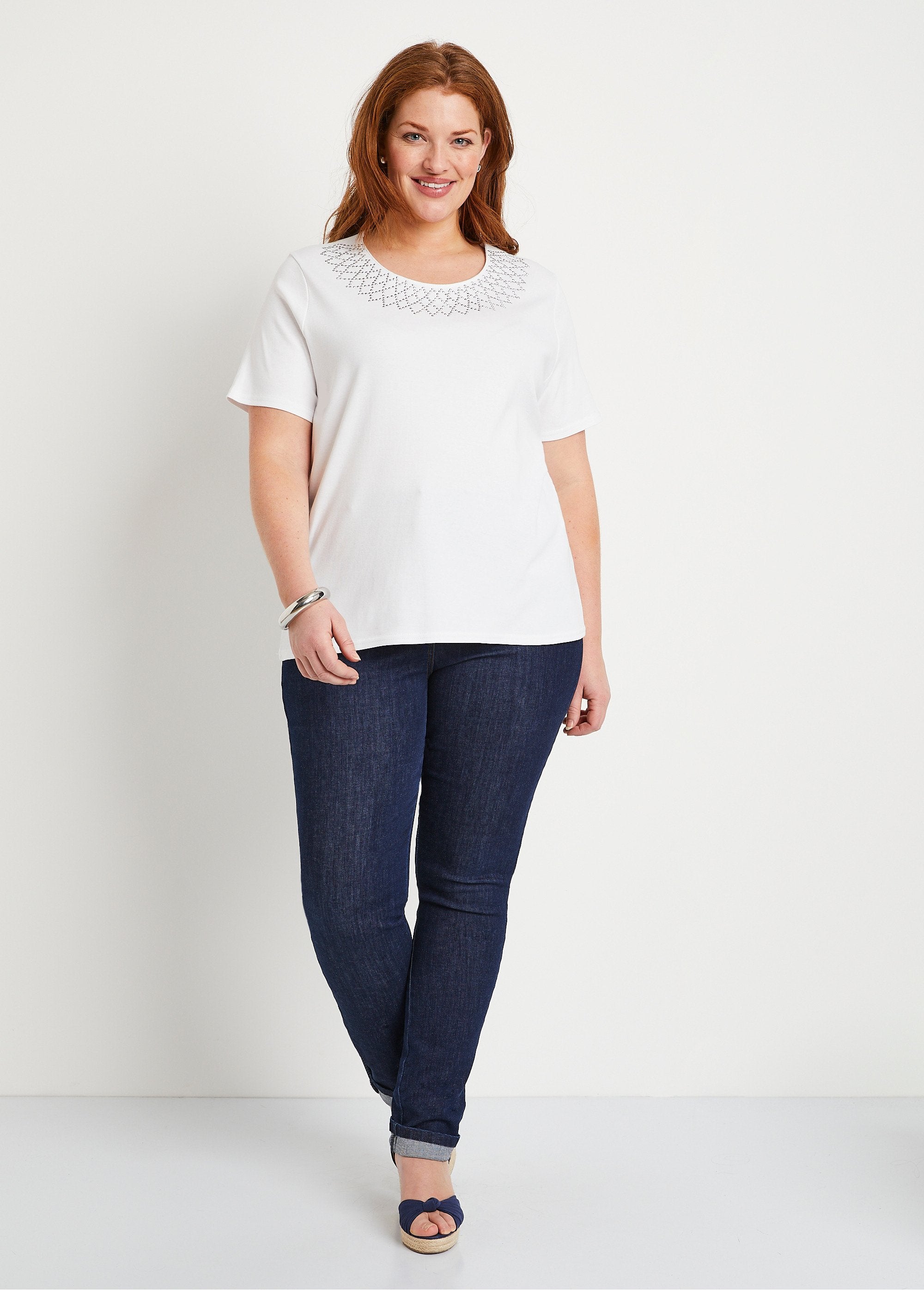 Camiseta_chique_em_jersey_de_algodão_com_tachas_BRANCO_SF1_curvy