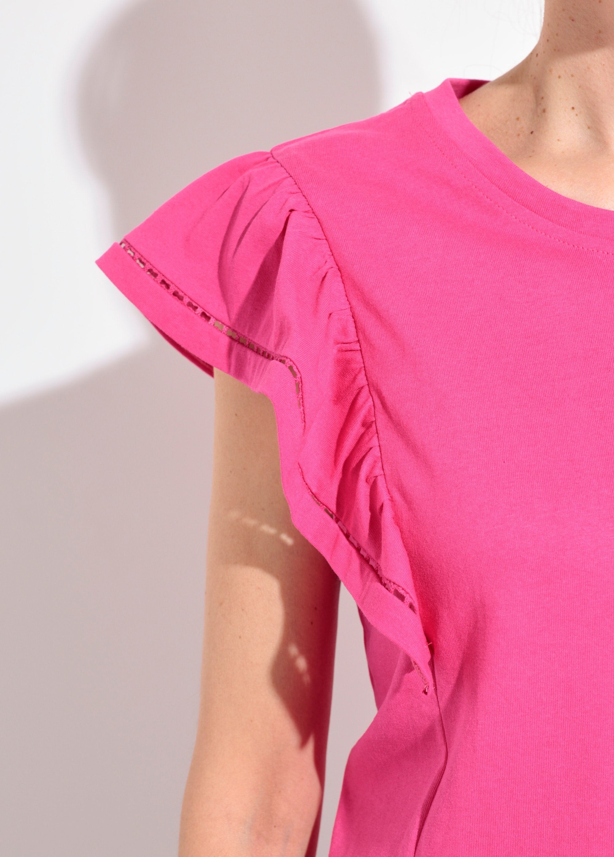 Camiseta_com_mangas_curtas_e_babados_vazados_Fuchsia_DE1_slim