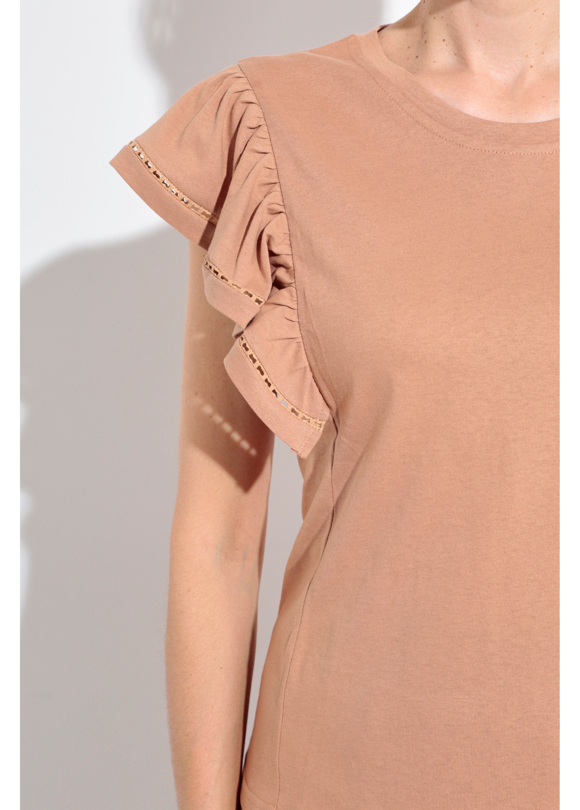 Camiseta_com_mangas_curtas_e_babados_vazados_Camel_DE1_slim