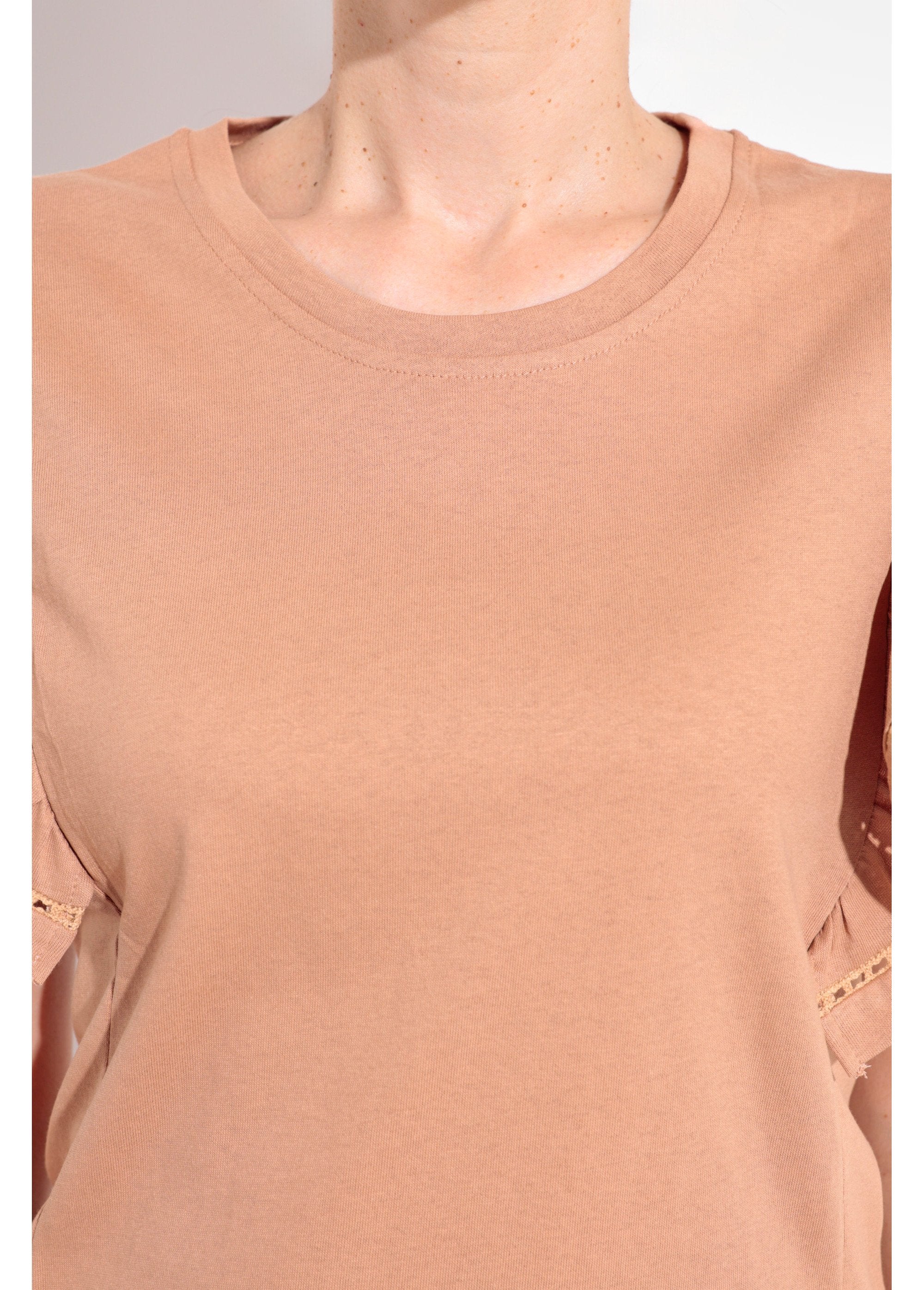 Camiseta_com_mangas_curtas_e_babados_vazados_Camel_DE2_slim