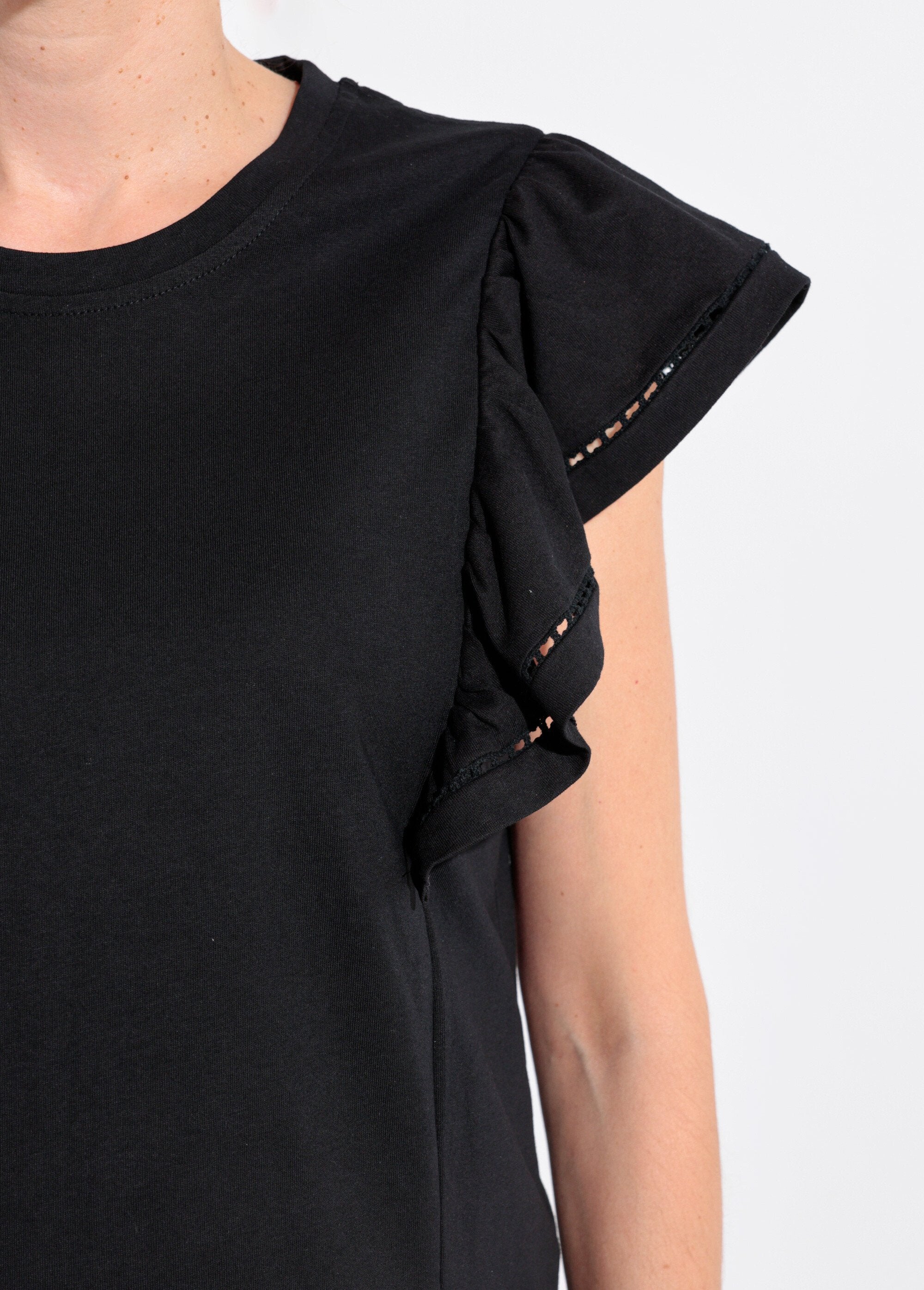 Camiseta_com_mangas_curtas_e_babados_vazados_Noir_DE2_slim
