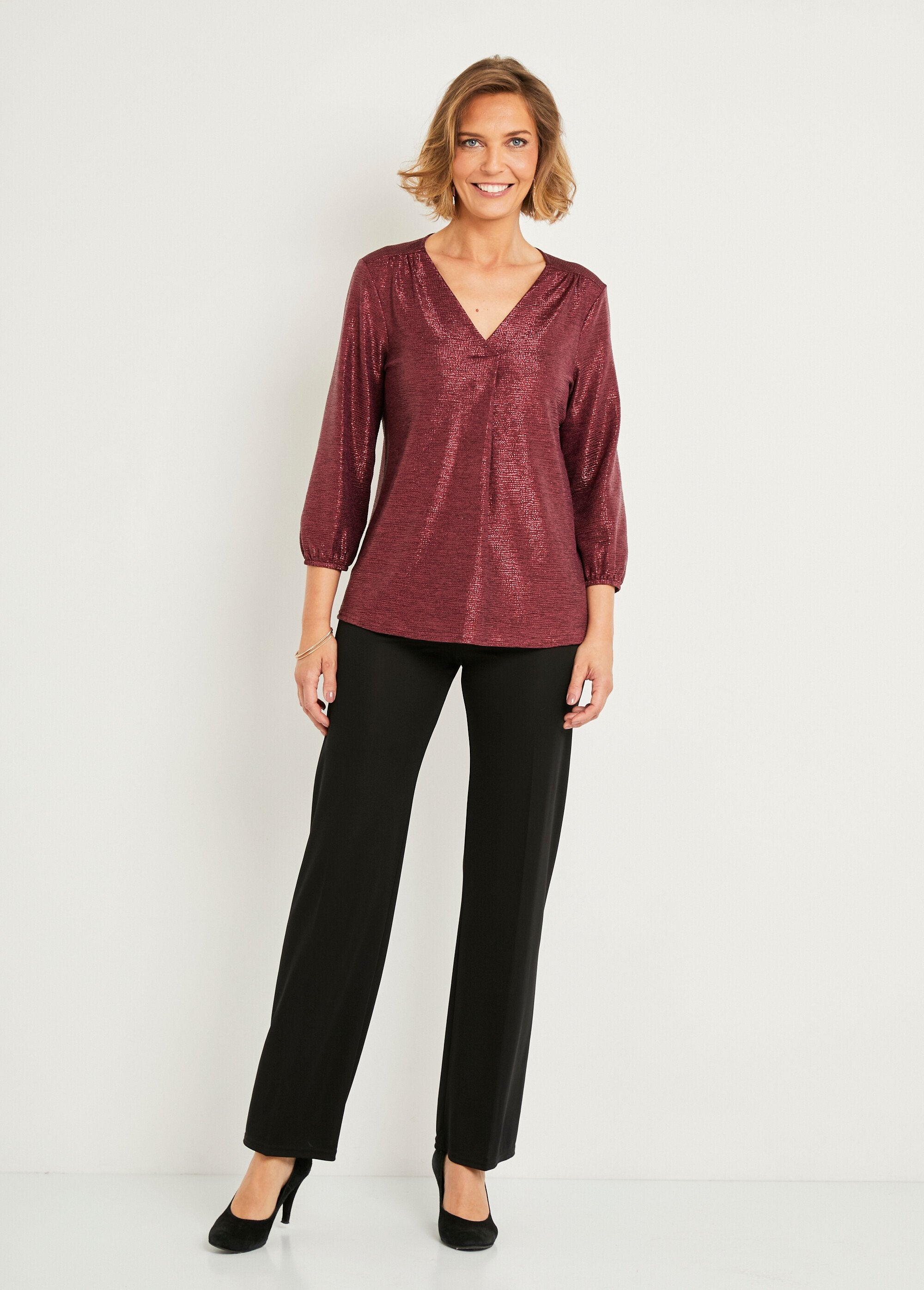 T-shirt_solta_de_comprimento_médio_em_malha_brilhante_com_decote_em_V_Framboise_SF1_slim