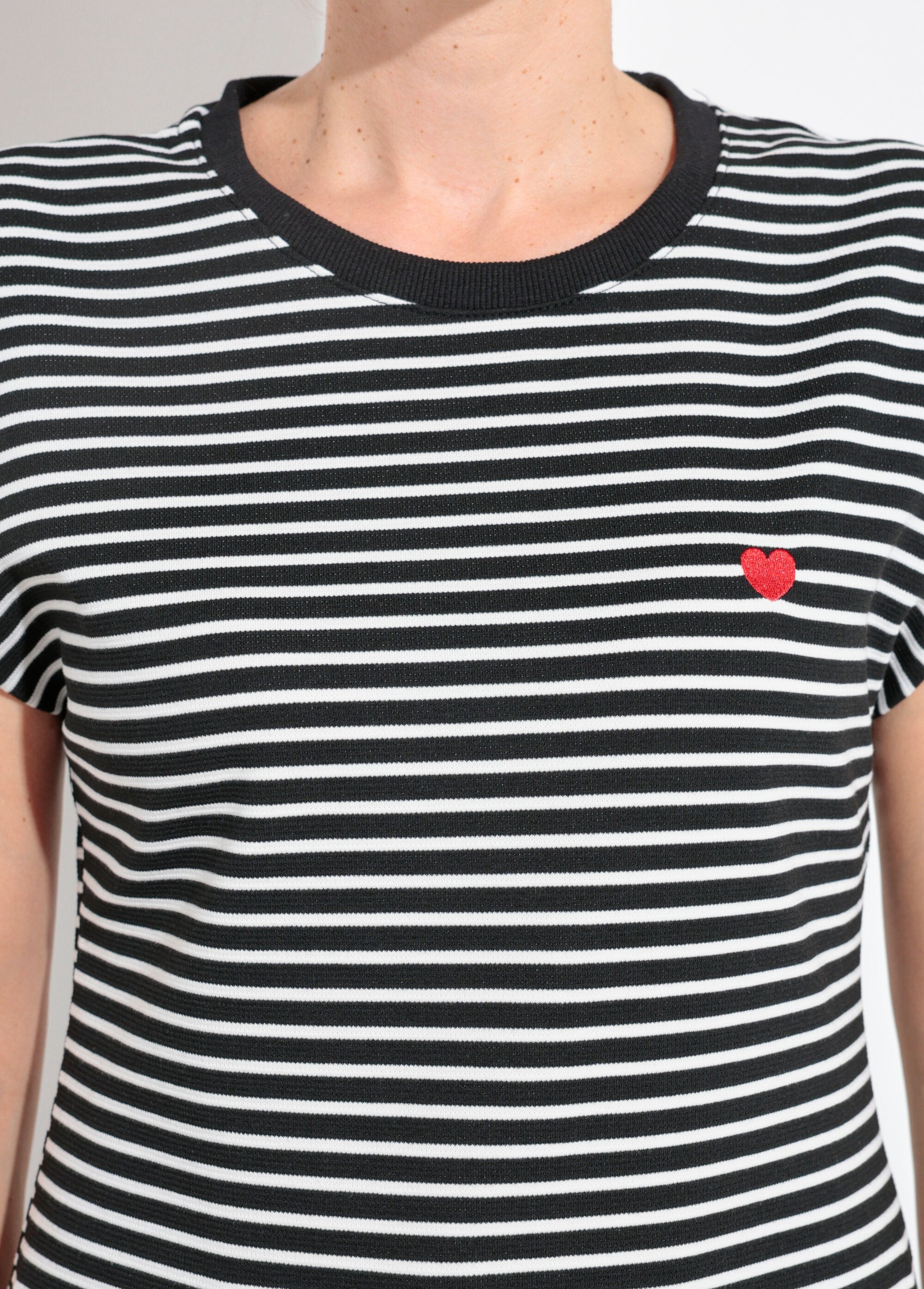 Camiseta_listrada_com_relevo_e_mangas_quimono_Raye_noir_et_blanc_DE1_slim
