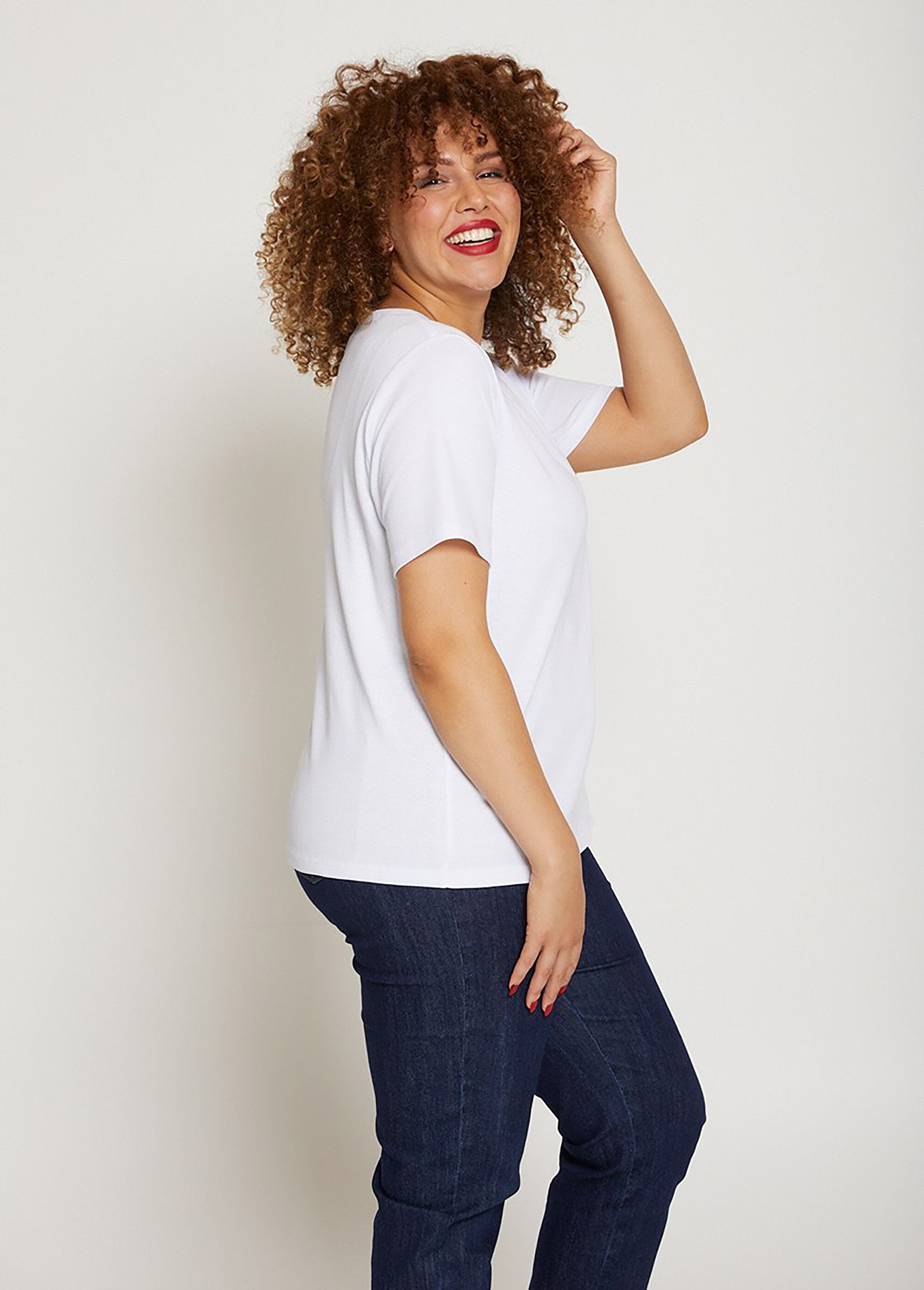 Camiseta_de_algodão_orgânico_de_corte_reto_com_mensagem_Ecru_DR1_curvy