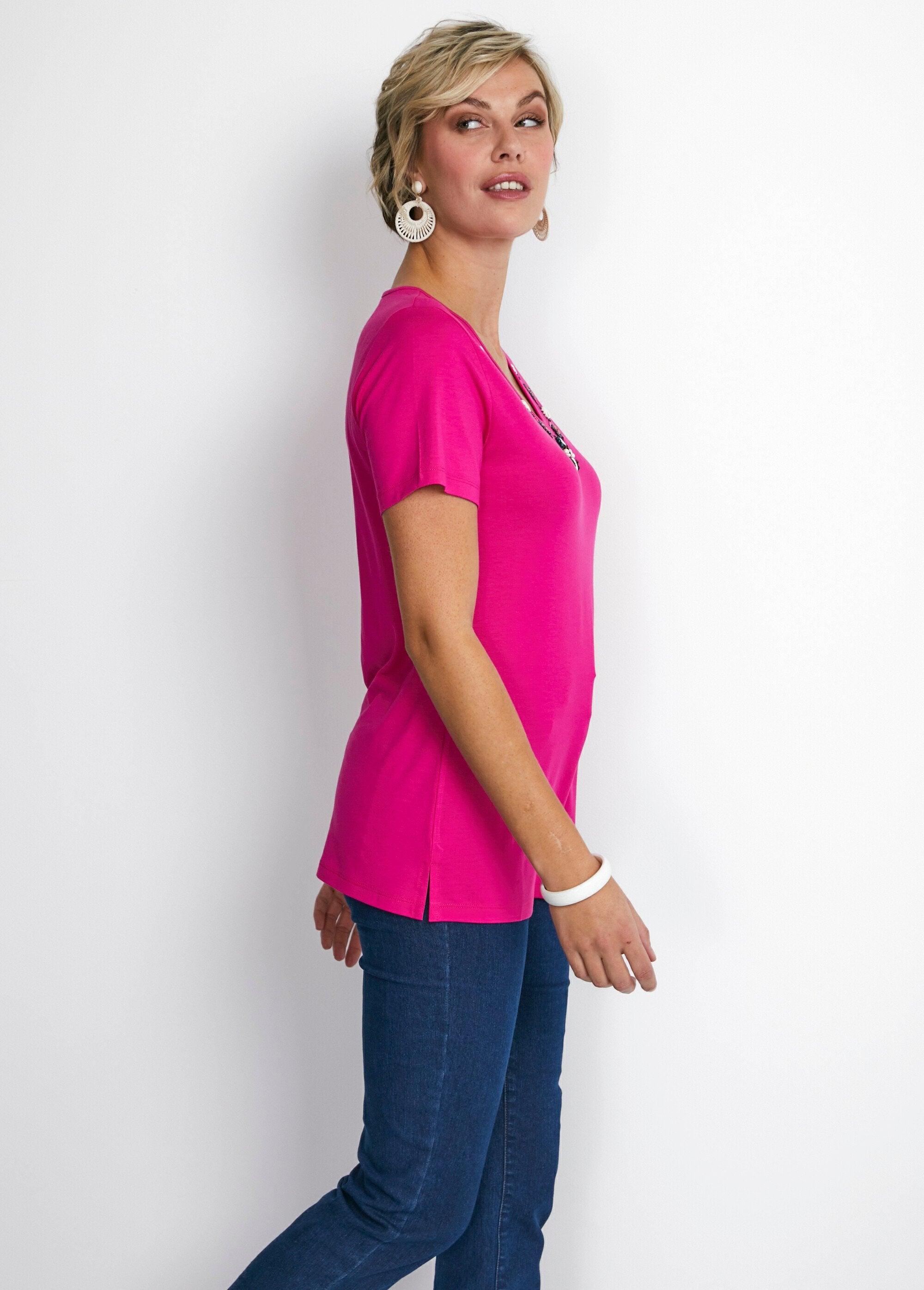 T-shirt_comprida_com_decote_em_V_e_jóias_Fuchsia_DR1_slim