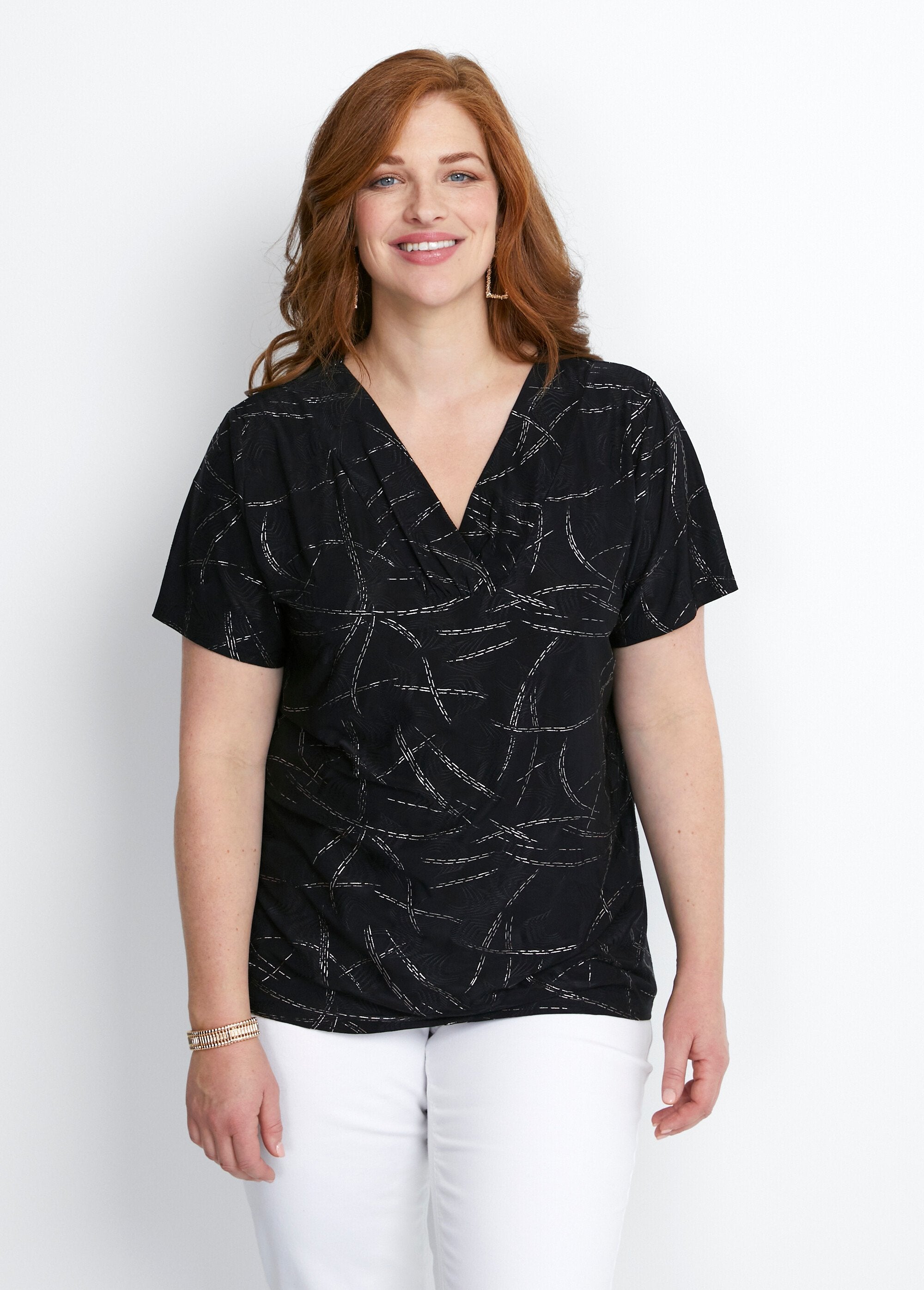 Camiseta_curta_brilhante_com_gola_cruzada_PRETO_FA1_curvy