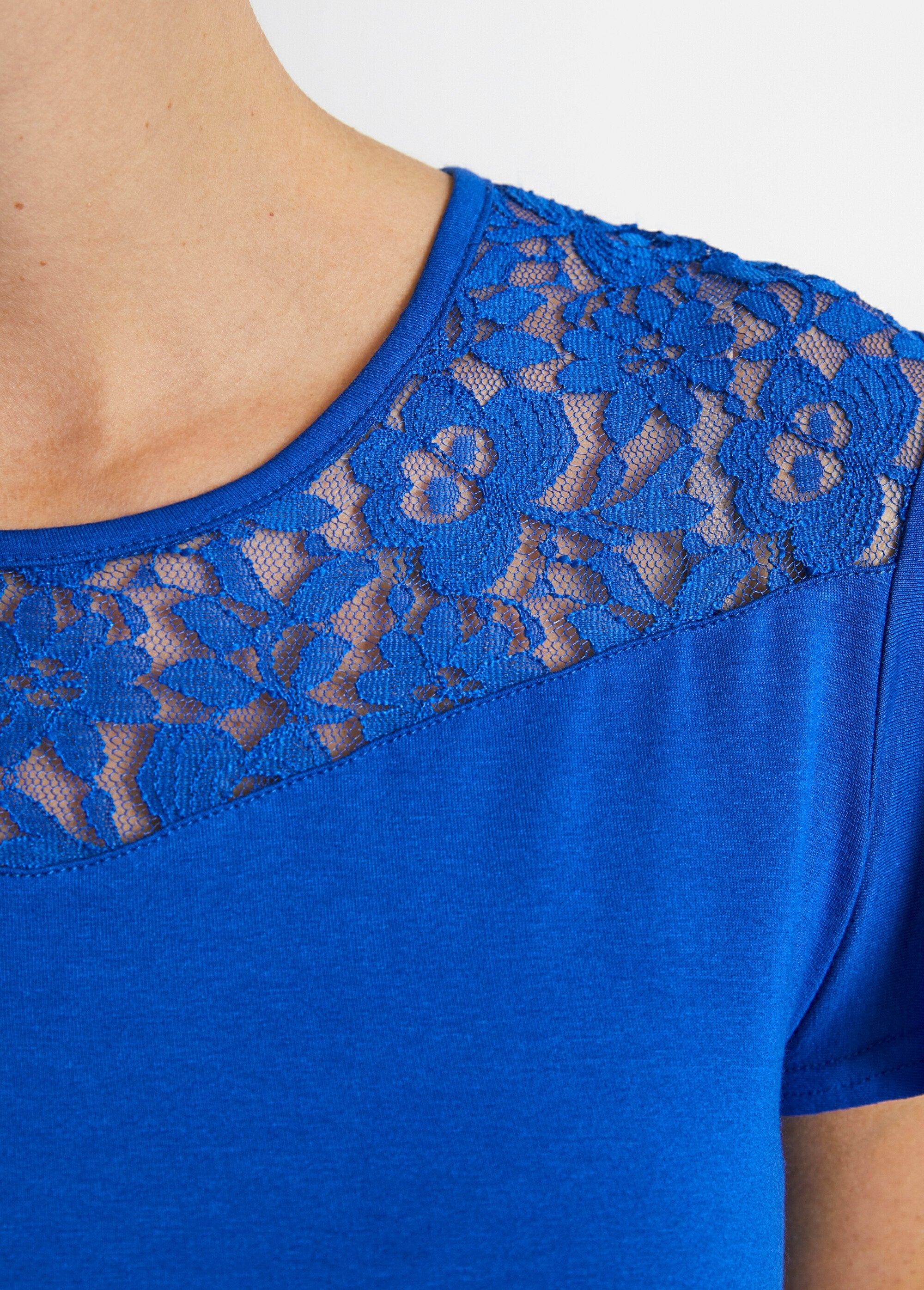 T-shirt_de_manga_curta_em_renda_Bleu_DE3_slim
