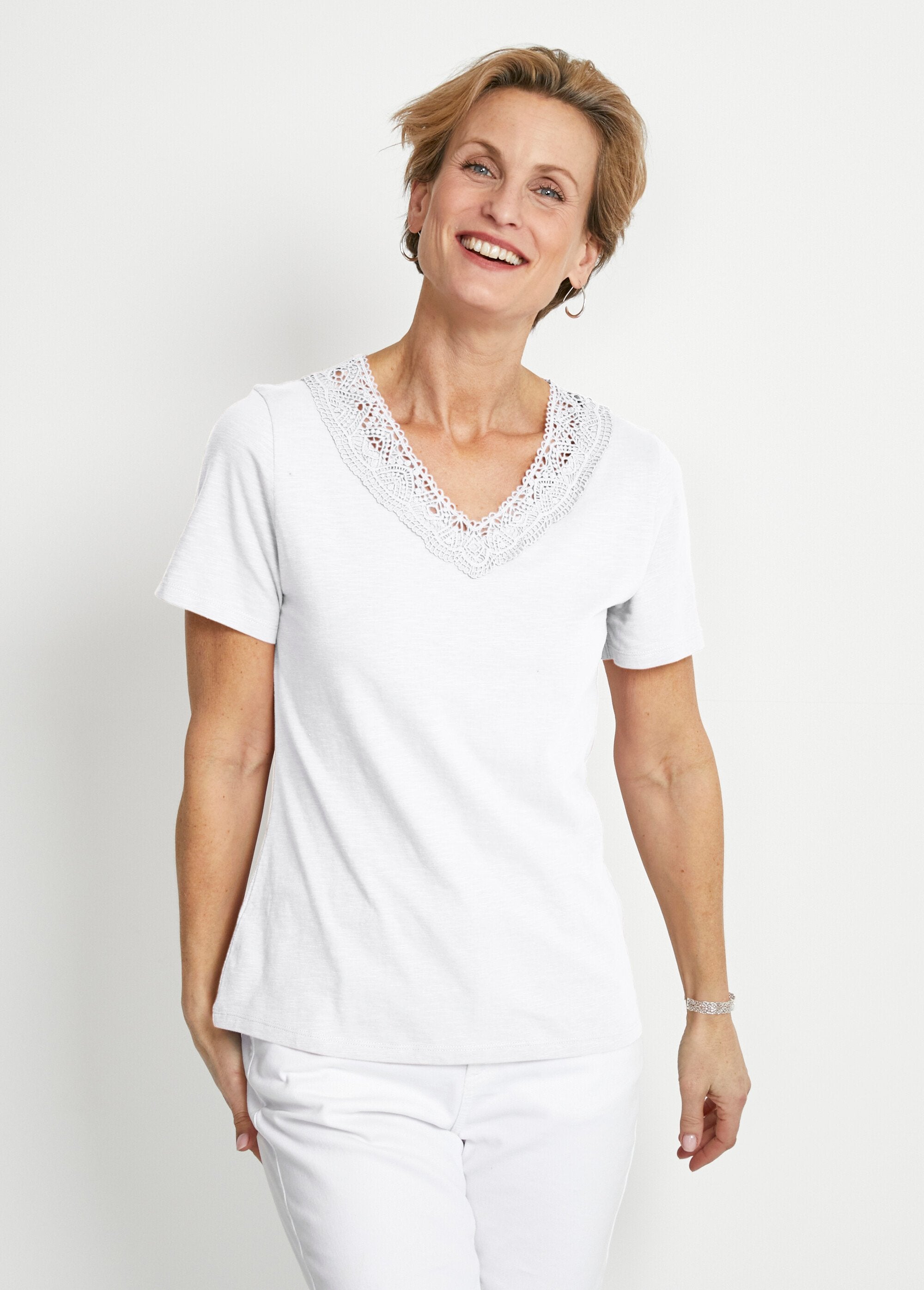 T-shirt_de_manga_curta_em_algodão_e_macramé_BRANCO_FA1_slim