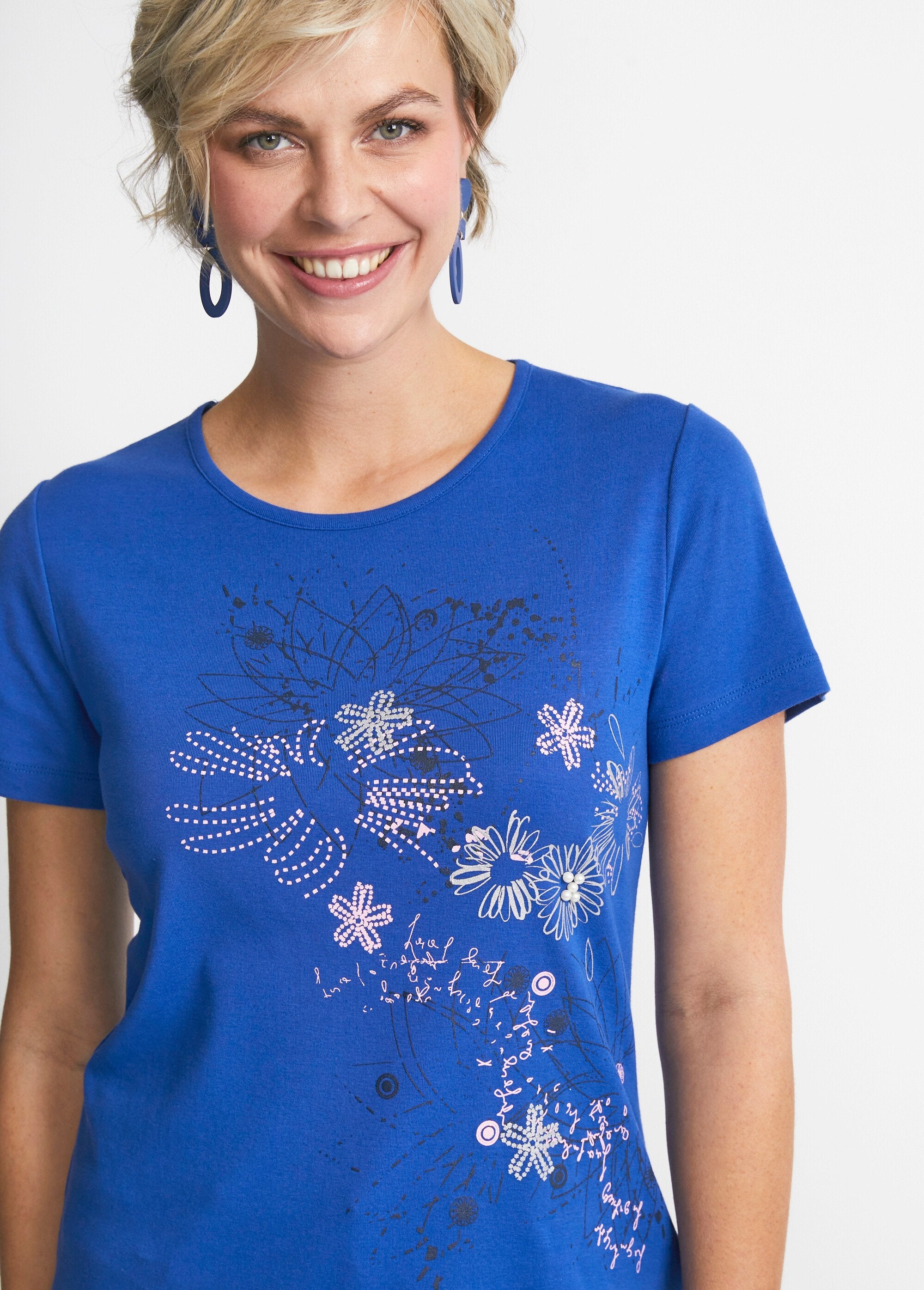 T-shirt_longa_com_estampa_floral_e_fendas_laterais_AZUL_DE1_slim