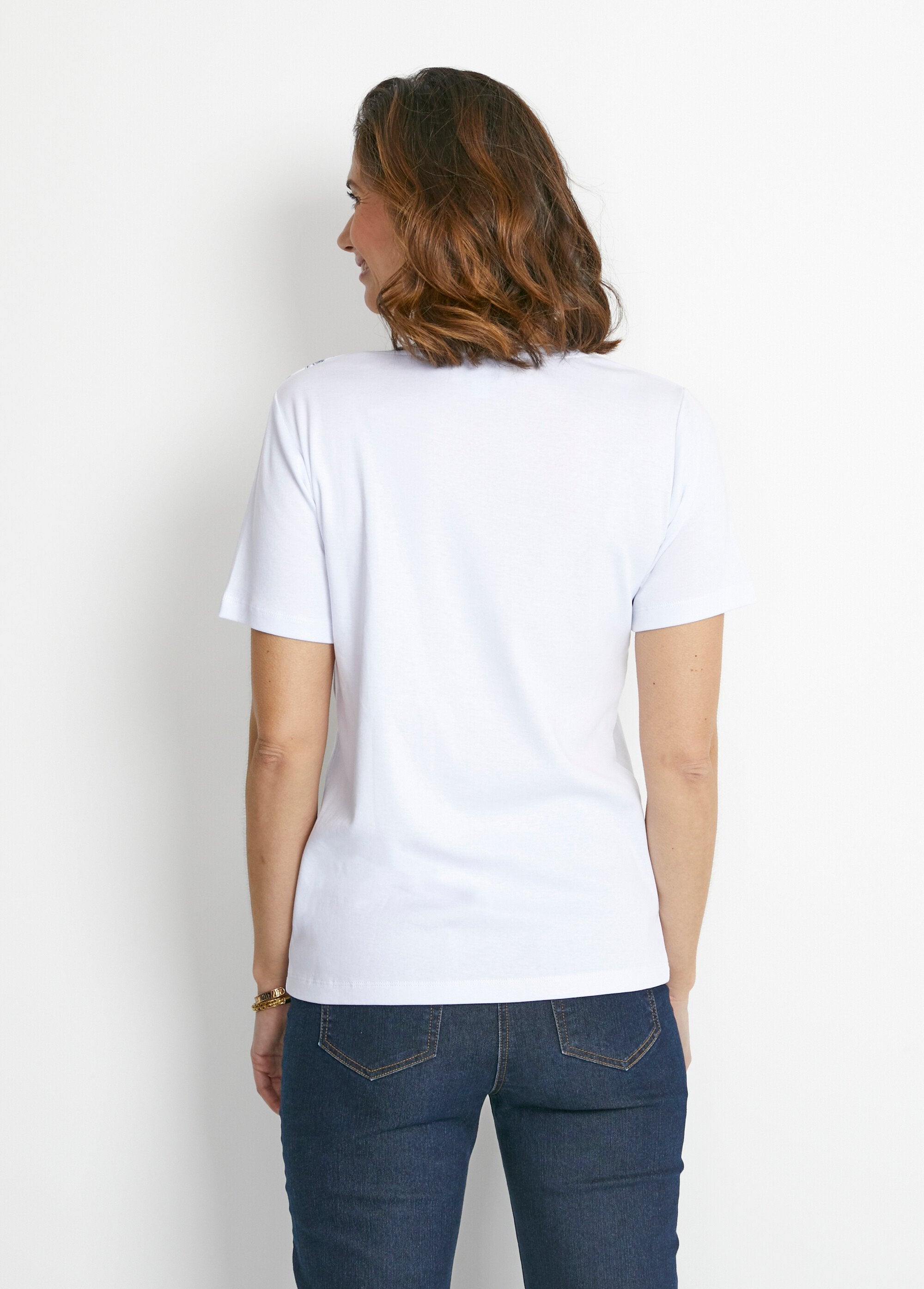 T-shirt_de_manga_curta_com_gola_com_padrão_de_tachas_BRANCO_DO1_slim