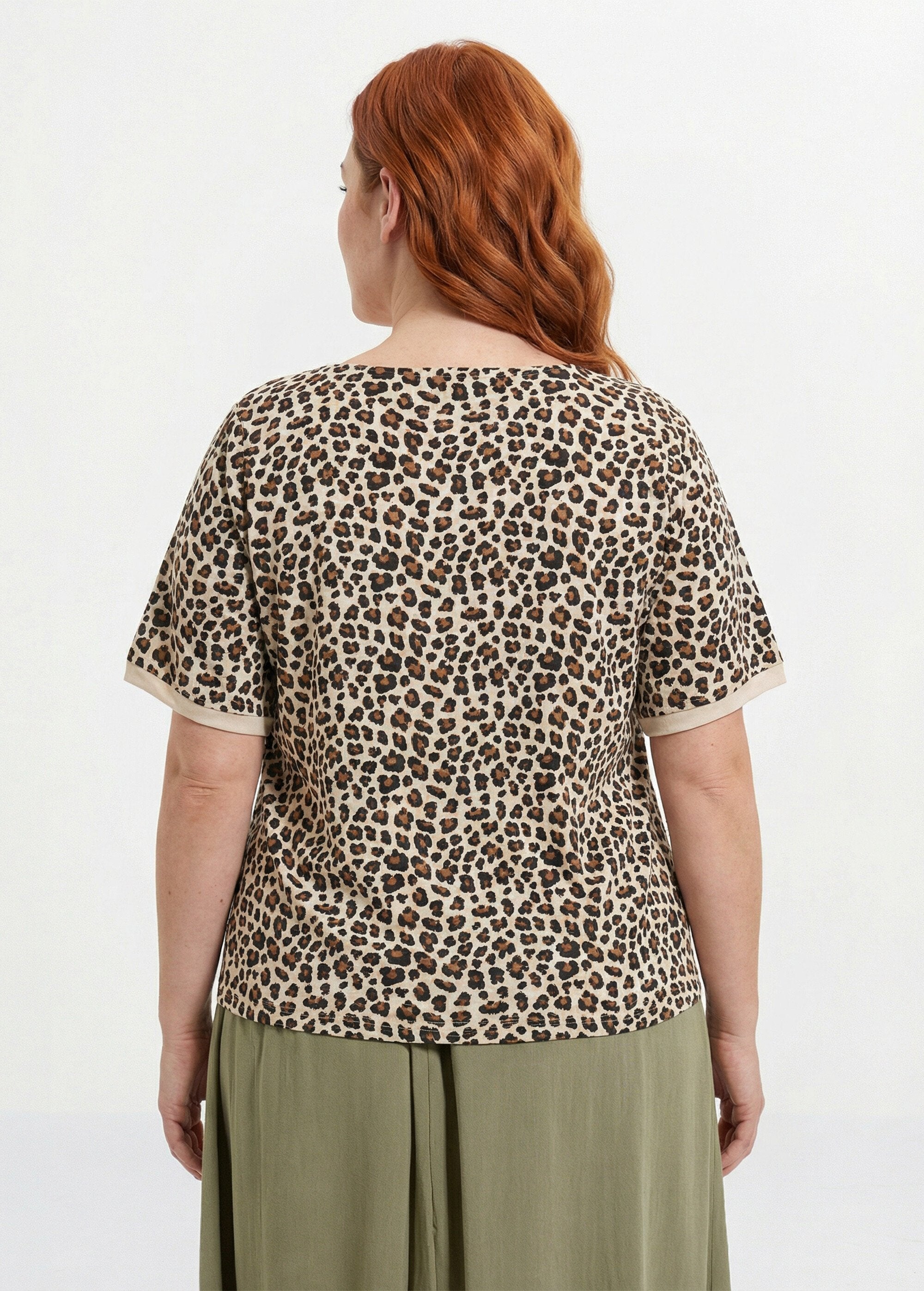 T-shirt_de_manga_curta_com_estampado_de_leopardo_Leopard_DO1_curvy