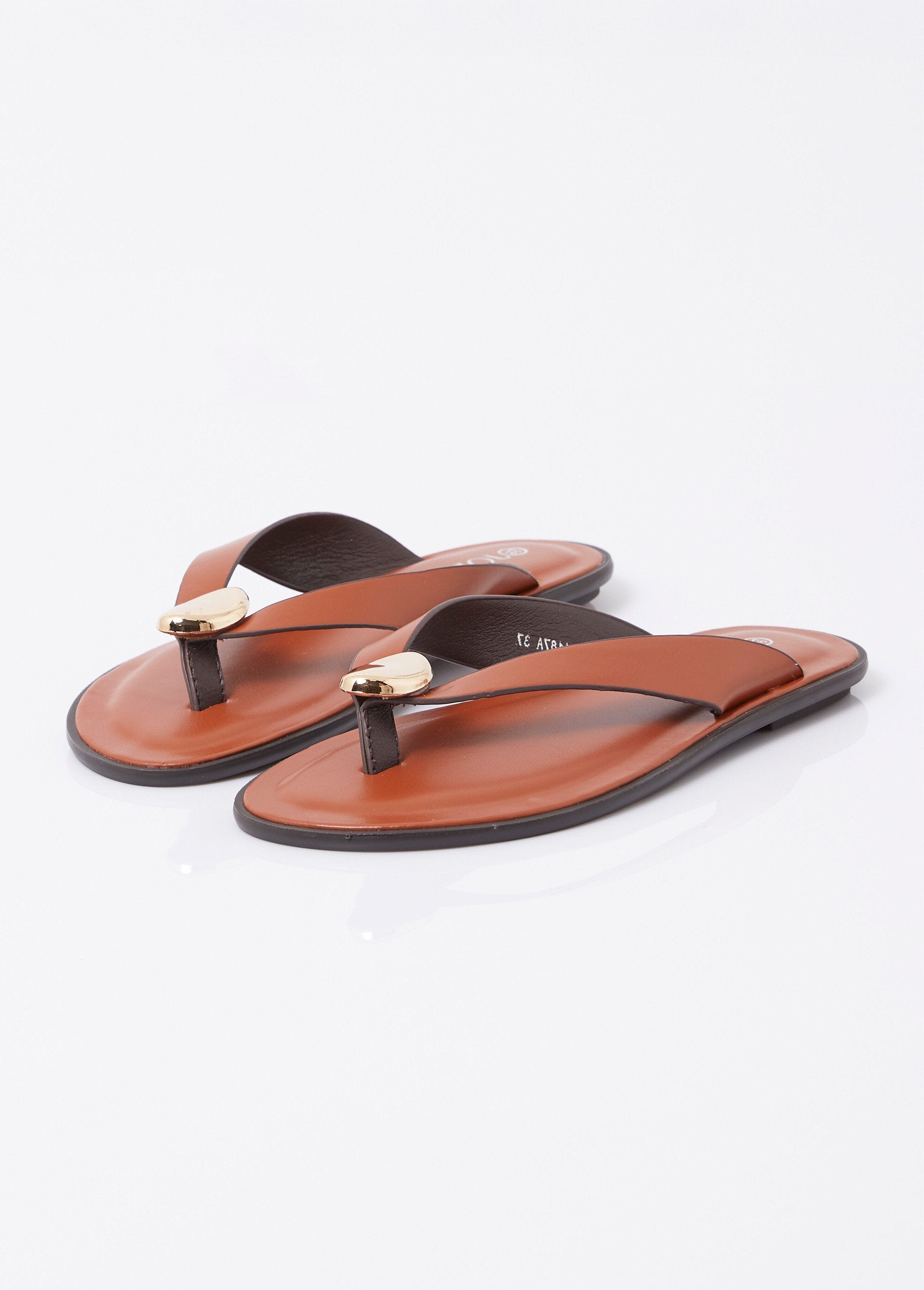 Tongs_simili_cuir,_détail_bijou_métal_Camel_DE1_slim