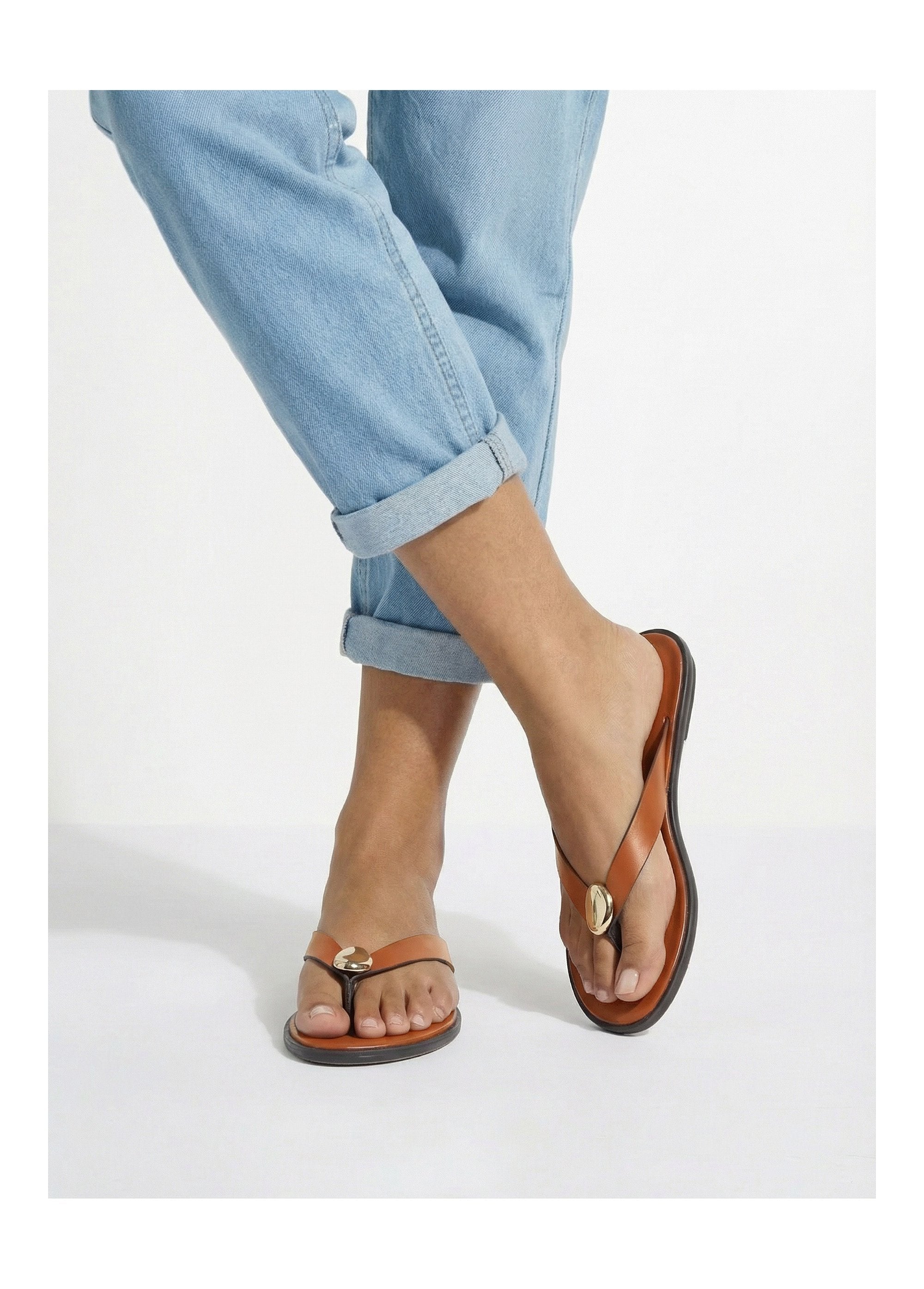 Tongs_simili_cuir,_détail_bijou_métal_Camel_SF1_slim