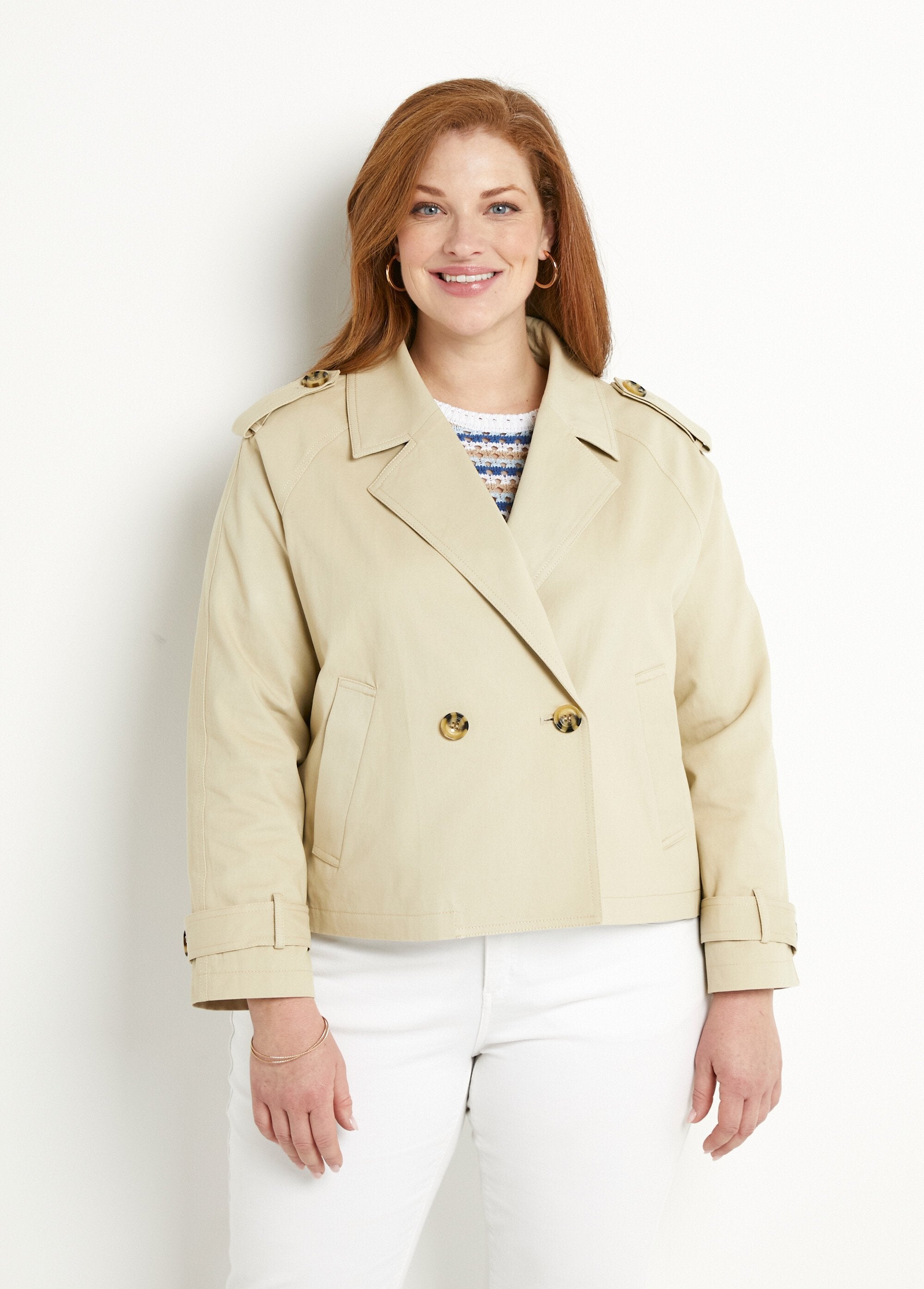 Gabardine_curta_de_algodão_com_trespassado_Beige_FA1_curvy