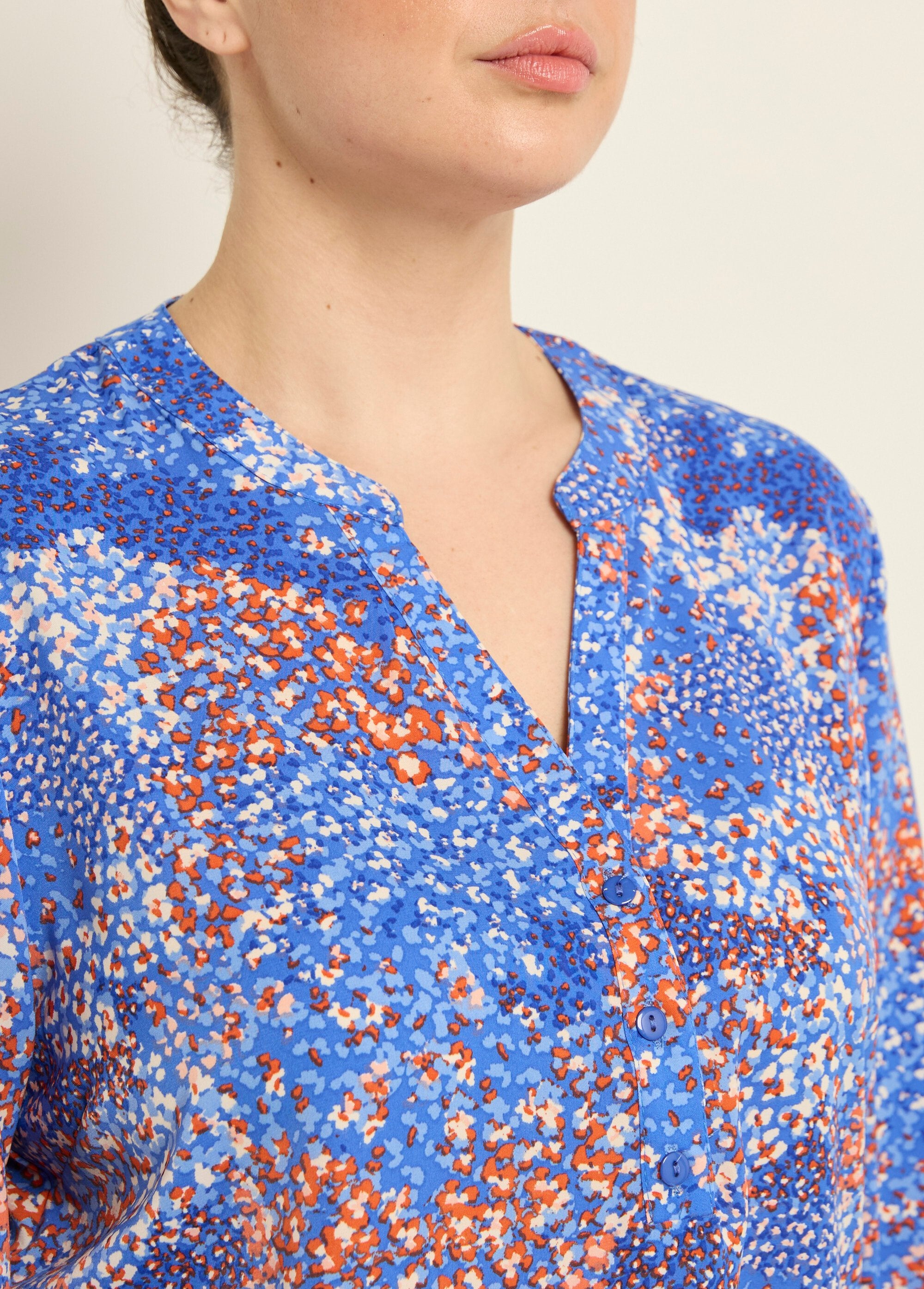 Túnica_floral_de_manga_comprida_com_decote_em_V_Bleu_imprime_DE1_curvy
