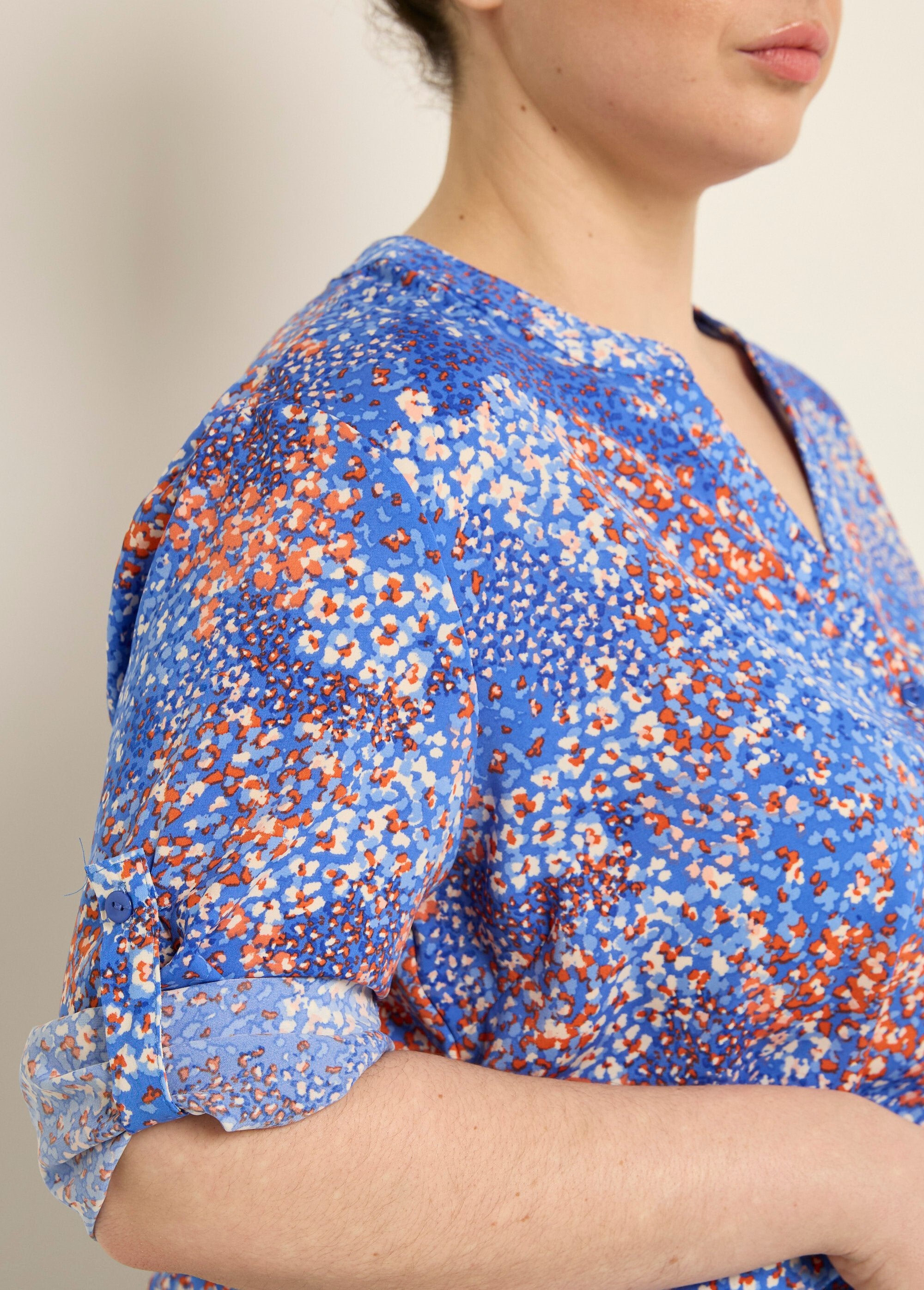 Túnica_floral_de_manga_comprida_com_decote_em_V_Bleu_imprime_DE2_curvy