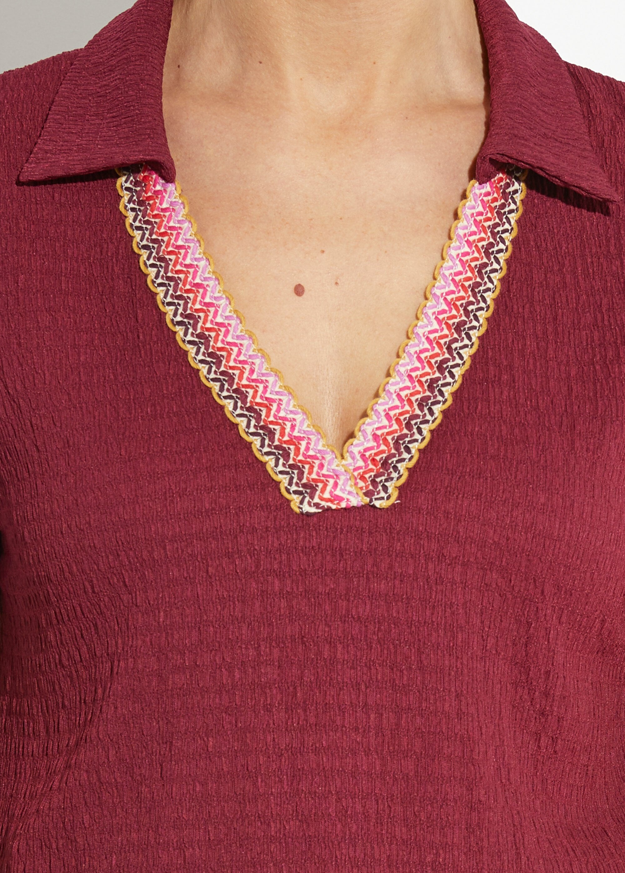 Túnica_com_decote_em_V_em_relevo_Bordeaux_DE1_slim