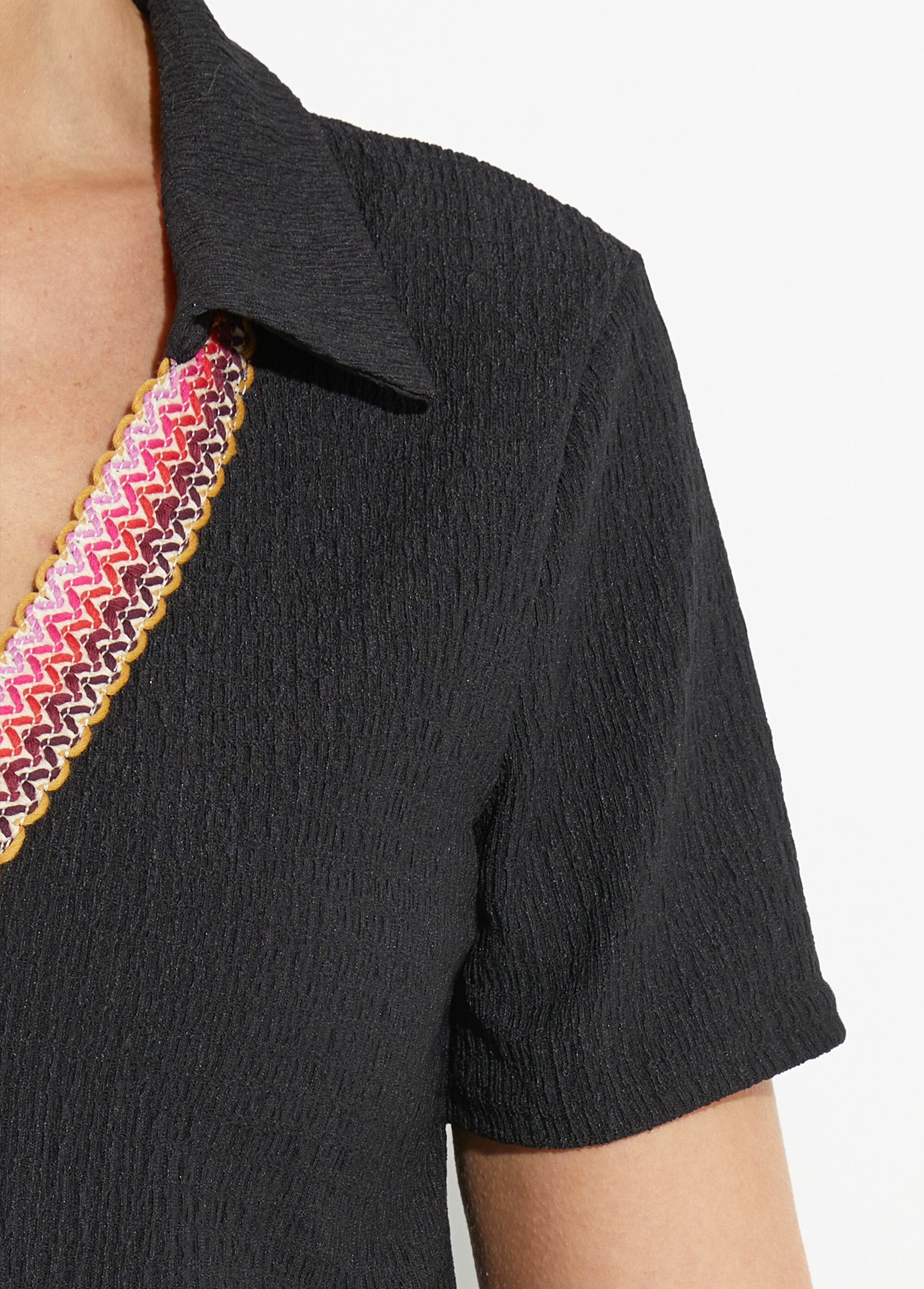 Túnica_com_decote_em_V_em_relevo_Noir_DE2_slim