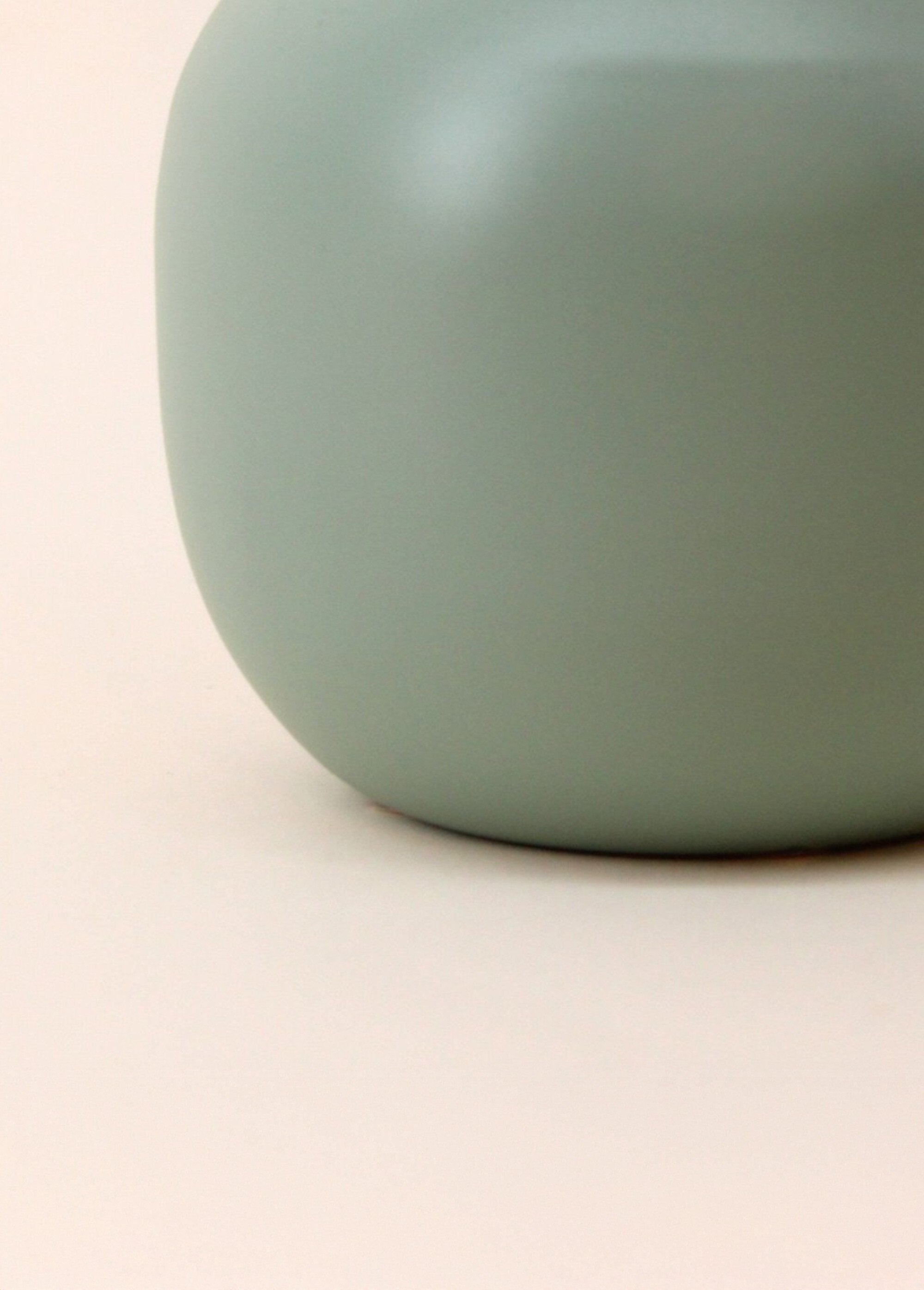 Jarra_de_metal_com_gargalo_longo_e_estreito_Vert_DE2_slim