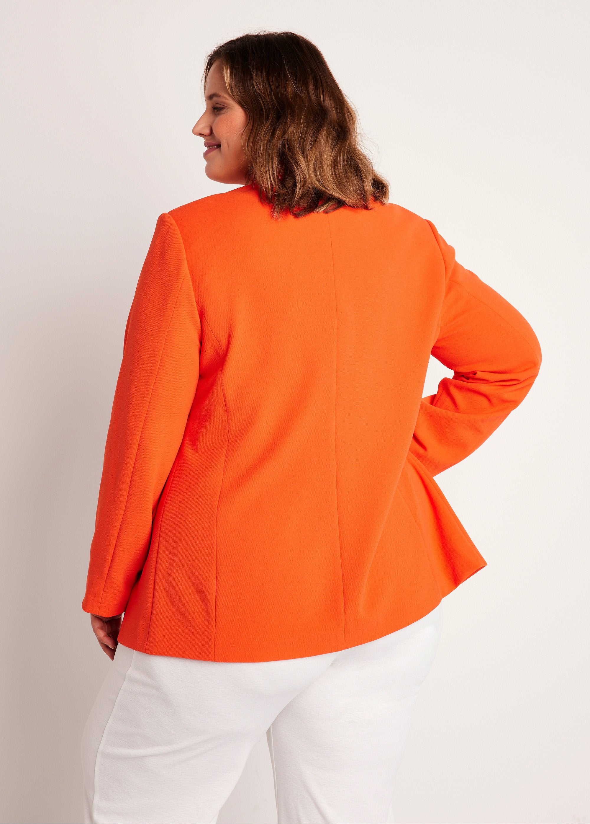 Jaqueta_blazer_de_malha_lisa_com_corte_reto_LARANJA_DO1_curvy