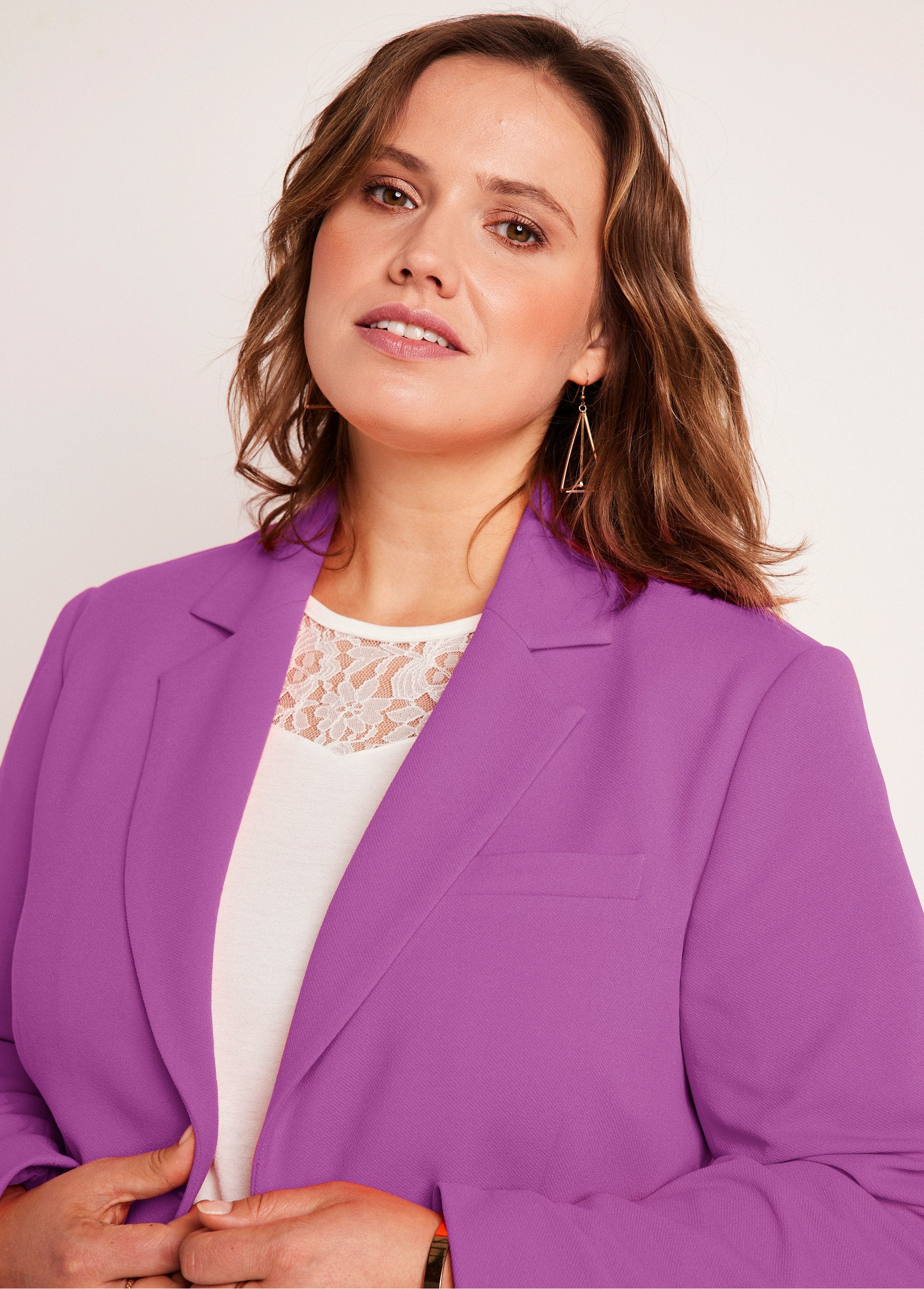 Jaqueta_blazer_de_malha_lisa_com_corte_reto_ROXO_DE1_curvy