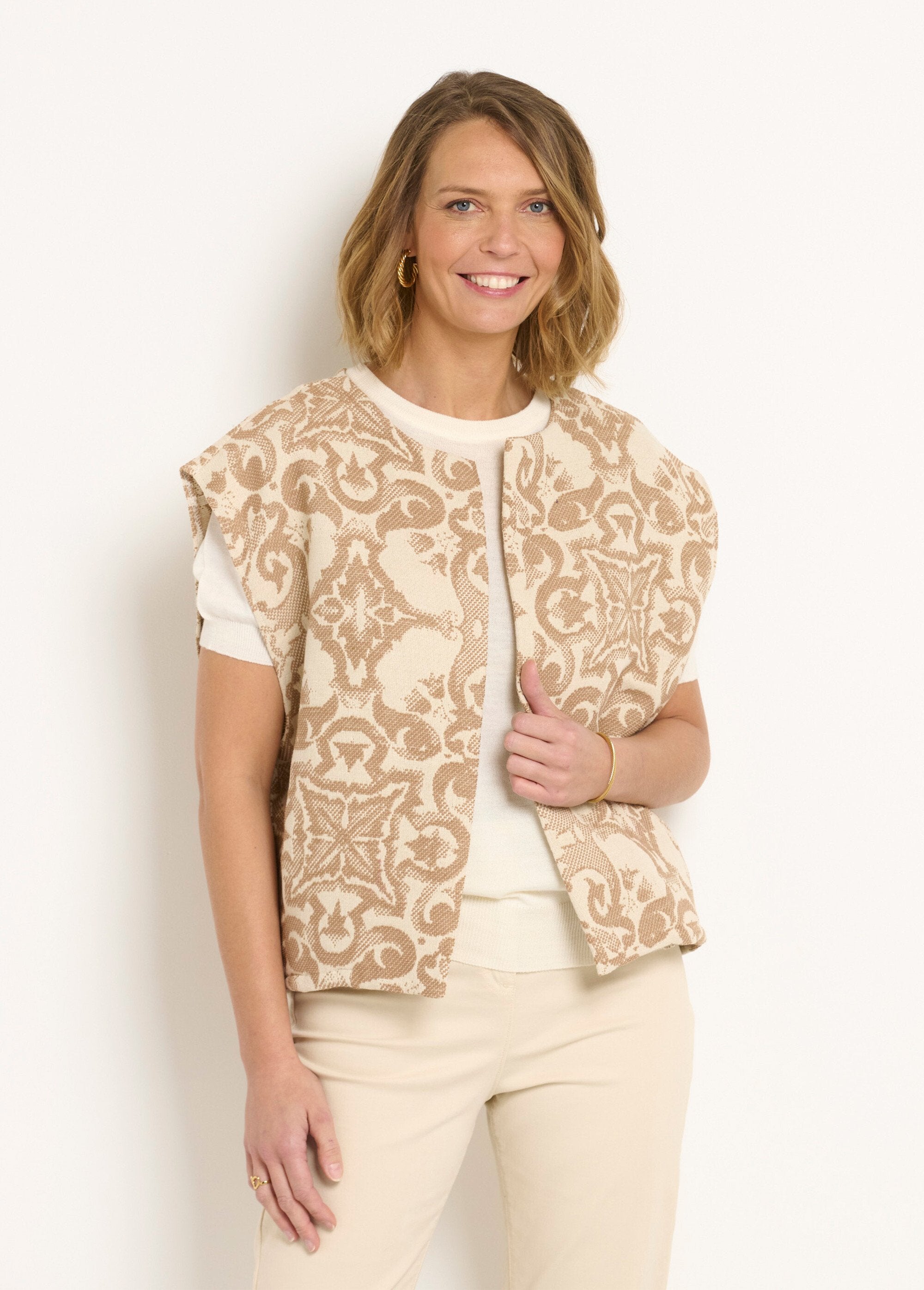 Casaco_jacquard_sem_mangas_com_gola_redonda_Beige_FA1_slim