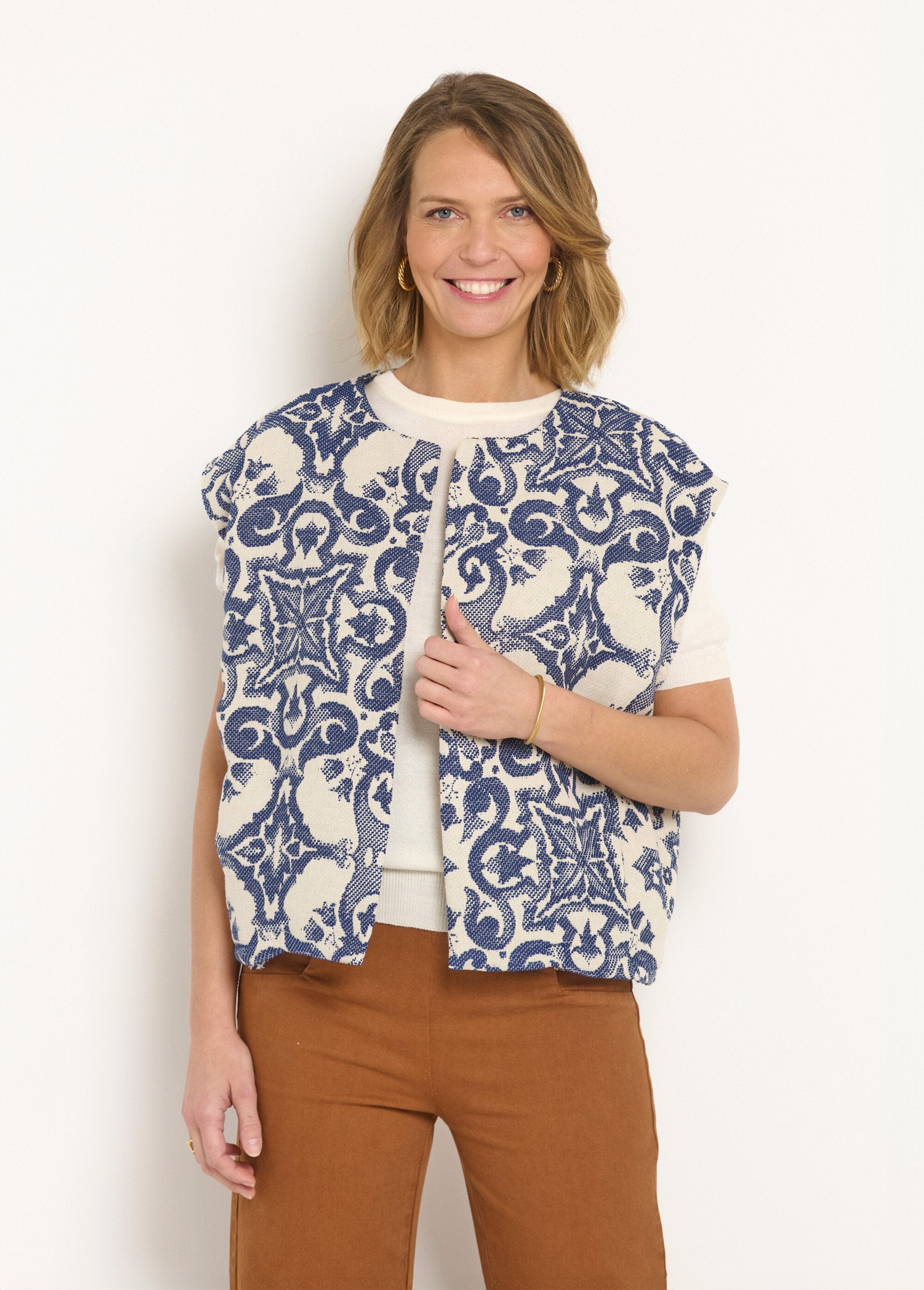 Casaco_jacquard_sem_mangas_com_gola_redonda_Bleu_FA1_slim