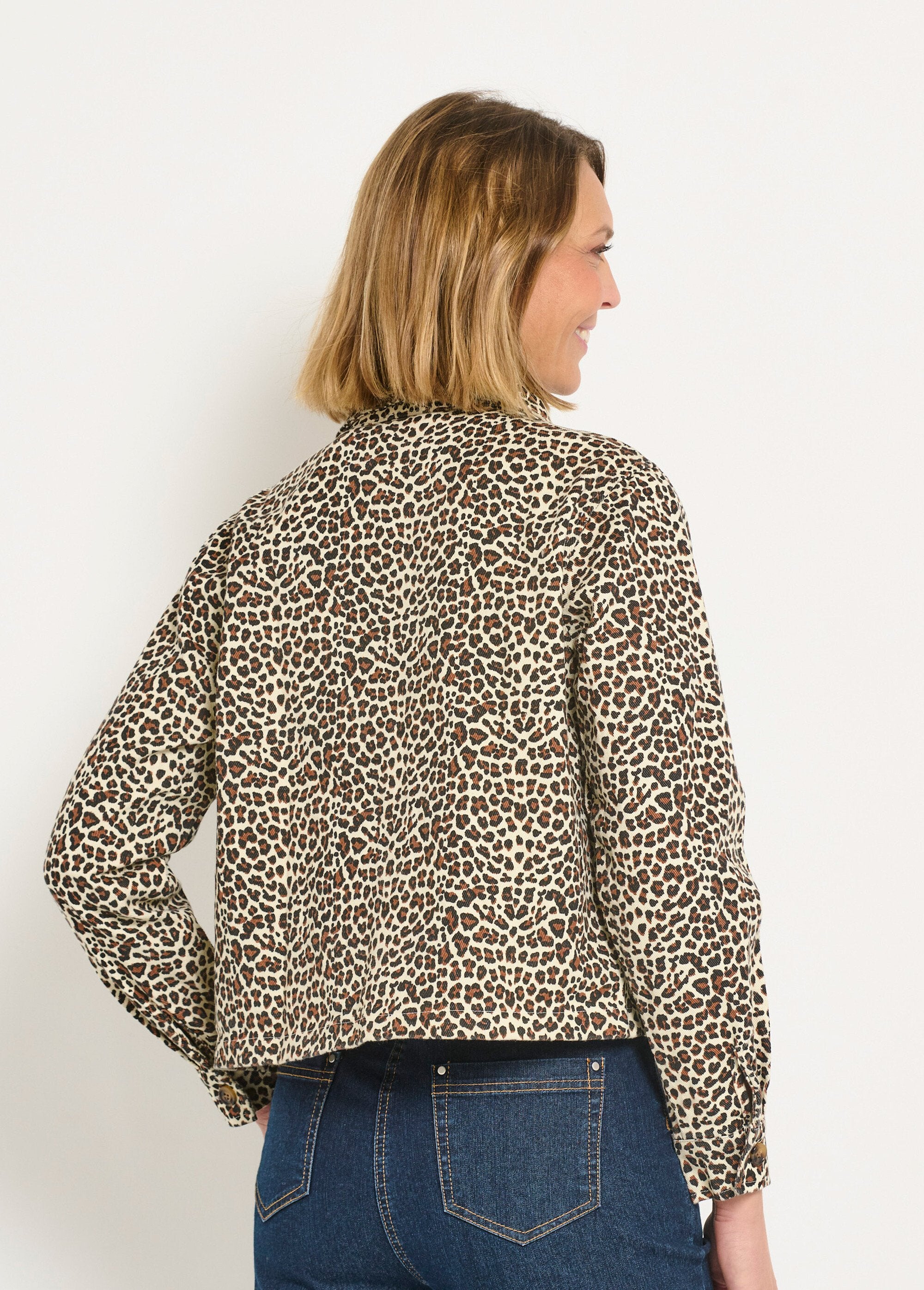 Casaco_curto_em_lona_com_estampado_de_leopardo_Leopard_DO1_slim